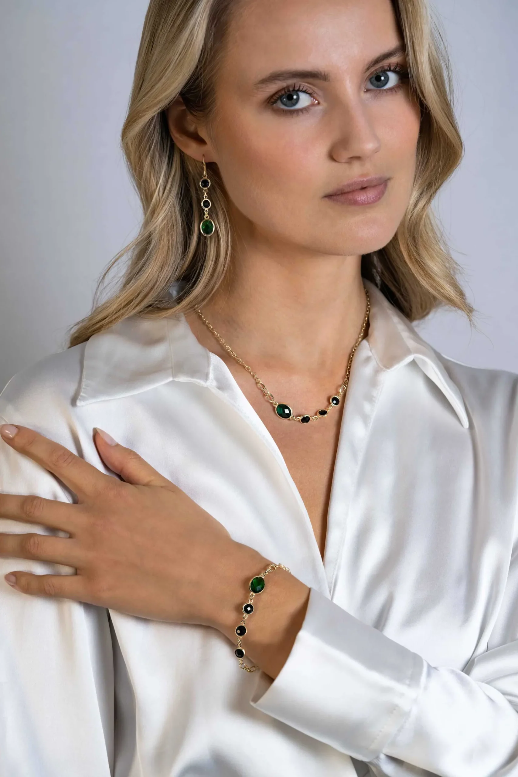 ZINZI gold plated zilveren lange oorhangers 50mm, bezet met twee ronde zwarte zirconia's en een grotere ovale groene kleursteen ZIO2389
