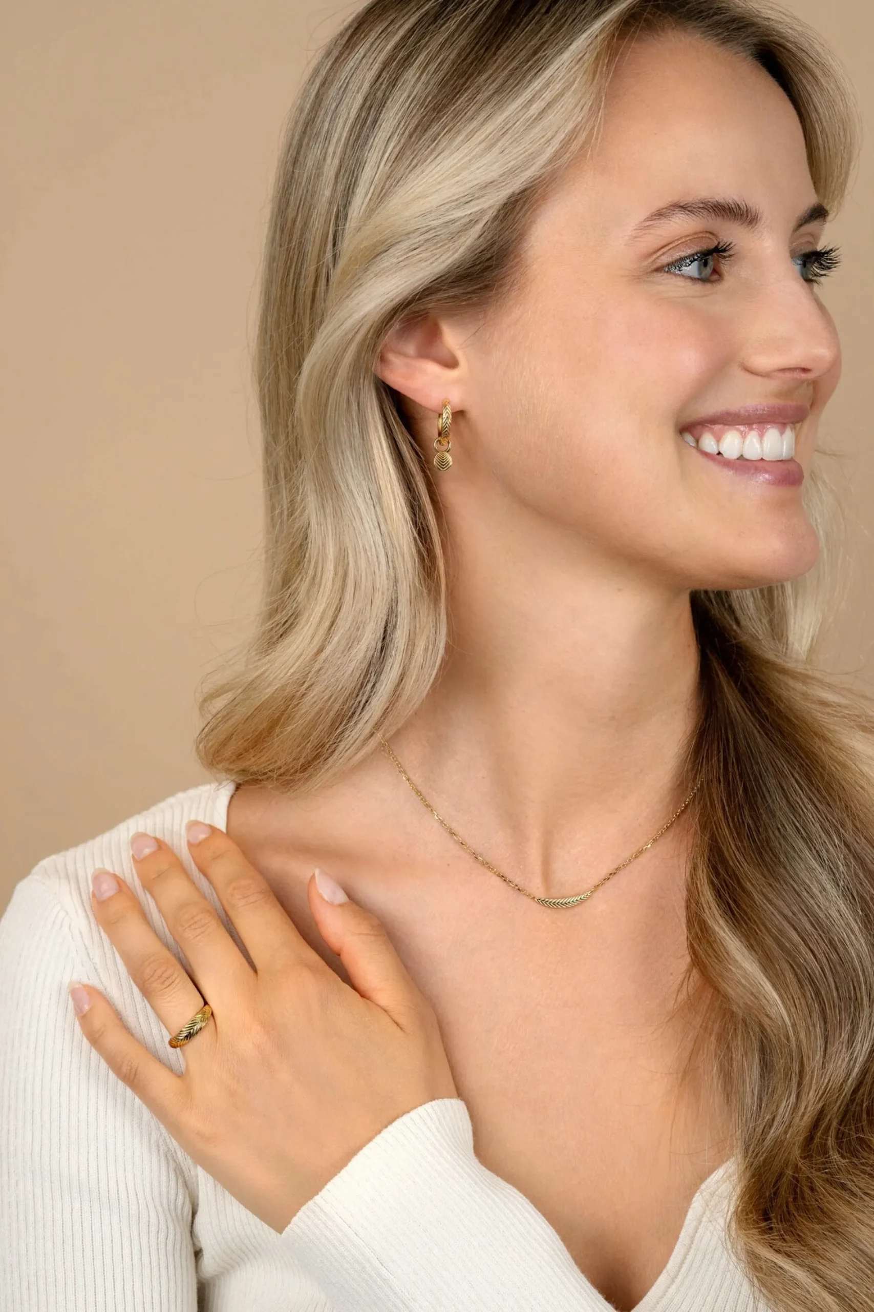 ZINZI gold plated zilveren ring (5mm breed) met veertjesmotief ZIR2644G