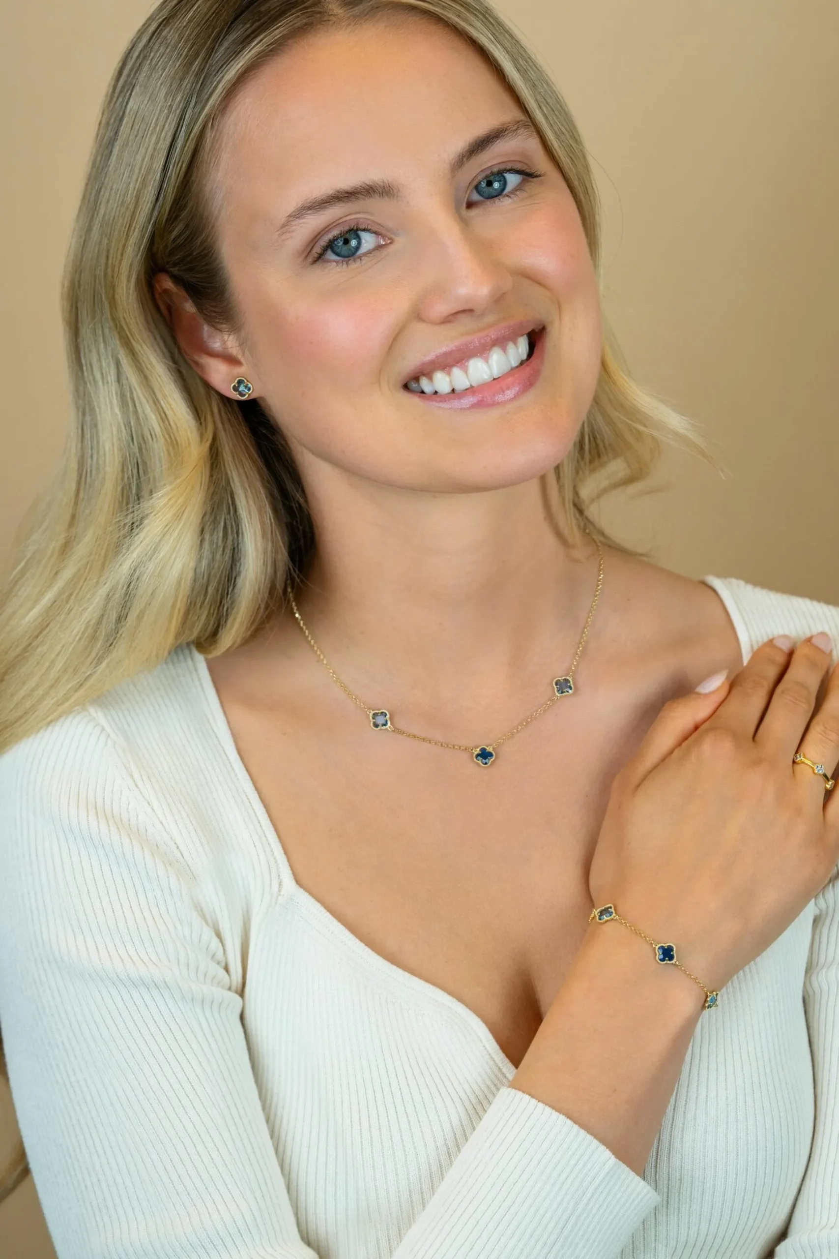 ZINZI gold plated zilveren schakel armband met twee lichtblauwe klavers en een donkerblauwe klaver in het midden 17-20cm ZIA2662B