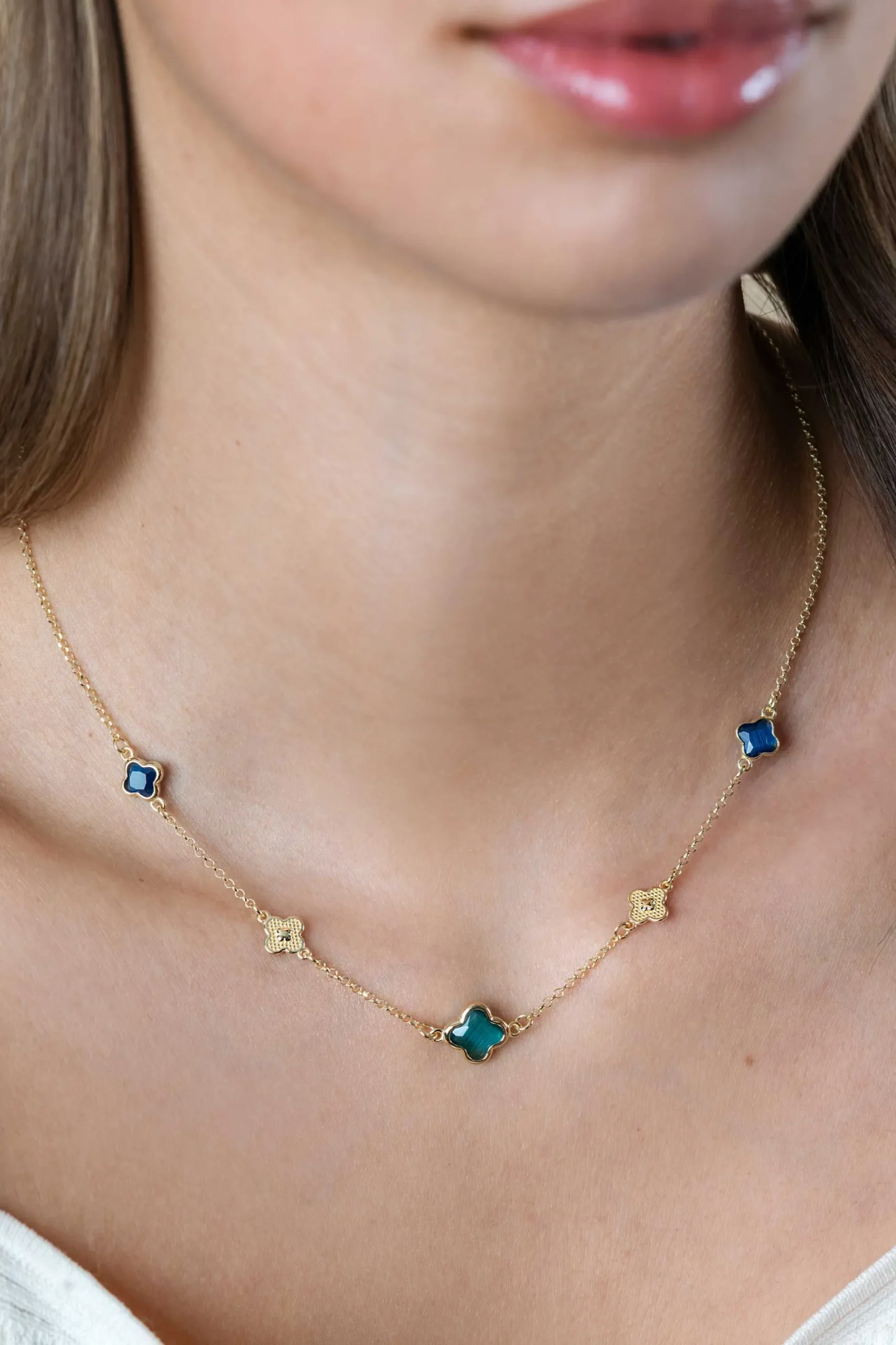ZINZI gold plated zilveren schakel ketting met twee donkerblauwe klavers en een grotere groene klaver 40-45cm ZIC2583