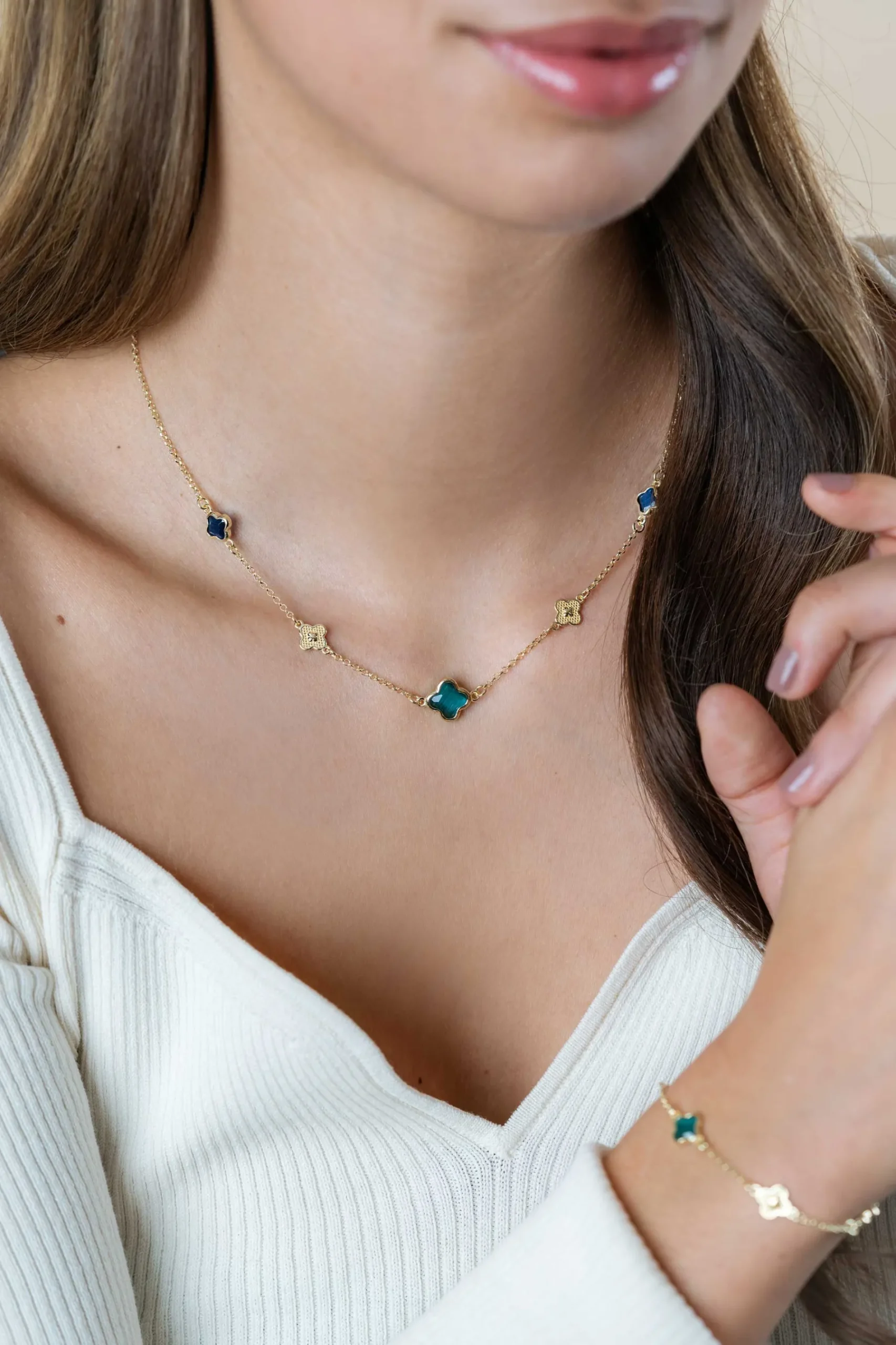 ZINZI gold plated zilveren schakel ketting met twee donkerblauwe klavers en een grotere groene klaver 40-45cm ZIC2583