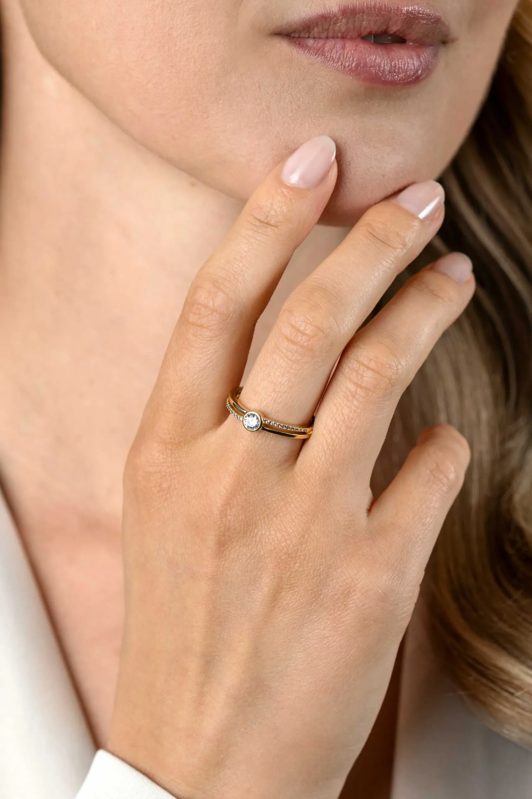 ZINZI gold plated zilveren multilook ring met ronde kastzetting van 5mm en twee banen. Bezet met witte zirconia's ZIR2625