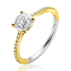 ZINZI gold plated zilveren verlovingsring met een grote ronde witte zirkonia (6,5mm) in vierpootszetting en klein hartje aan de zijkant ZIR2696Y