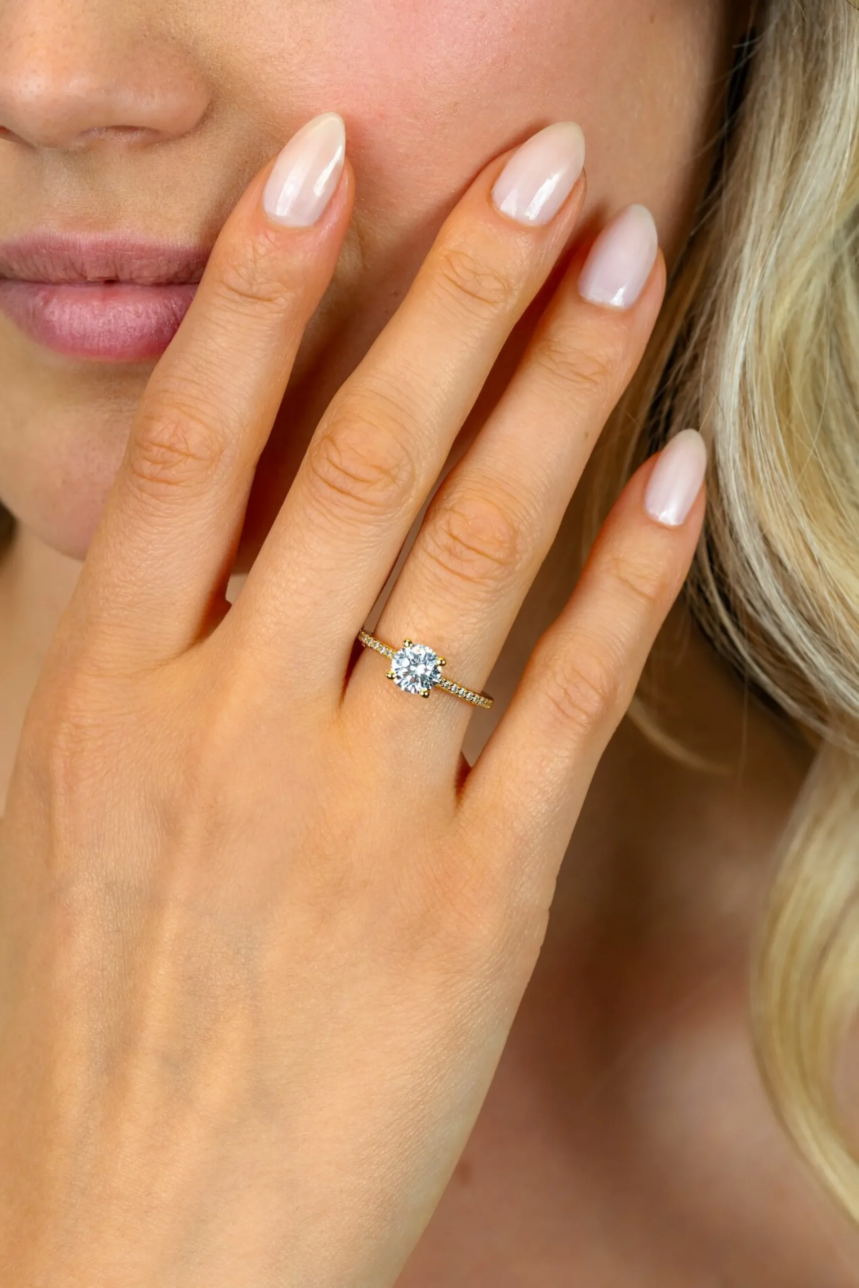 ZINZI gold plated zilveren verlovingsring met een grote ronde witte zirkonia (6,5mm) in vierpootszetting en klein hartje aan de zijkant ZIR2696Y