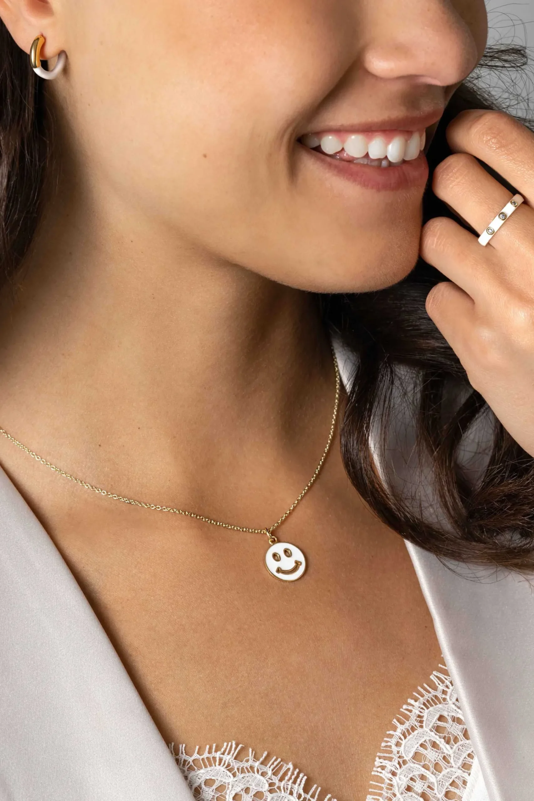 ZINZI gold plated zilveren hanger smiley rond 15mm met wit emaille ZIH2312W (zonder collier)