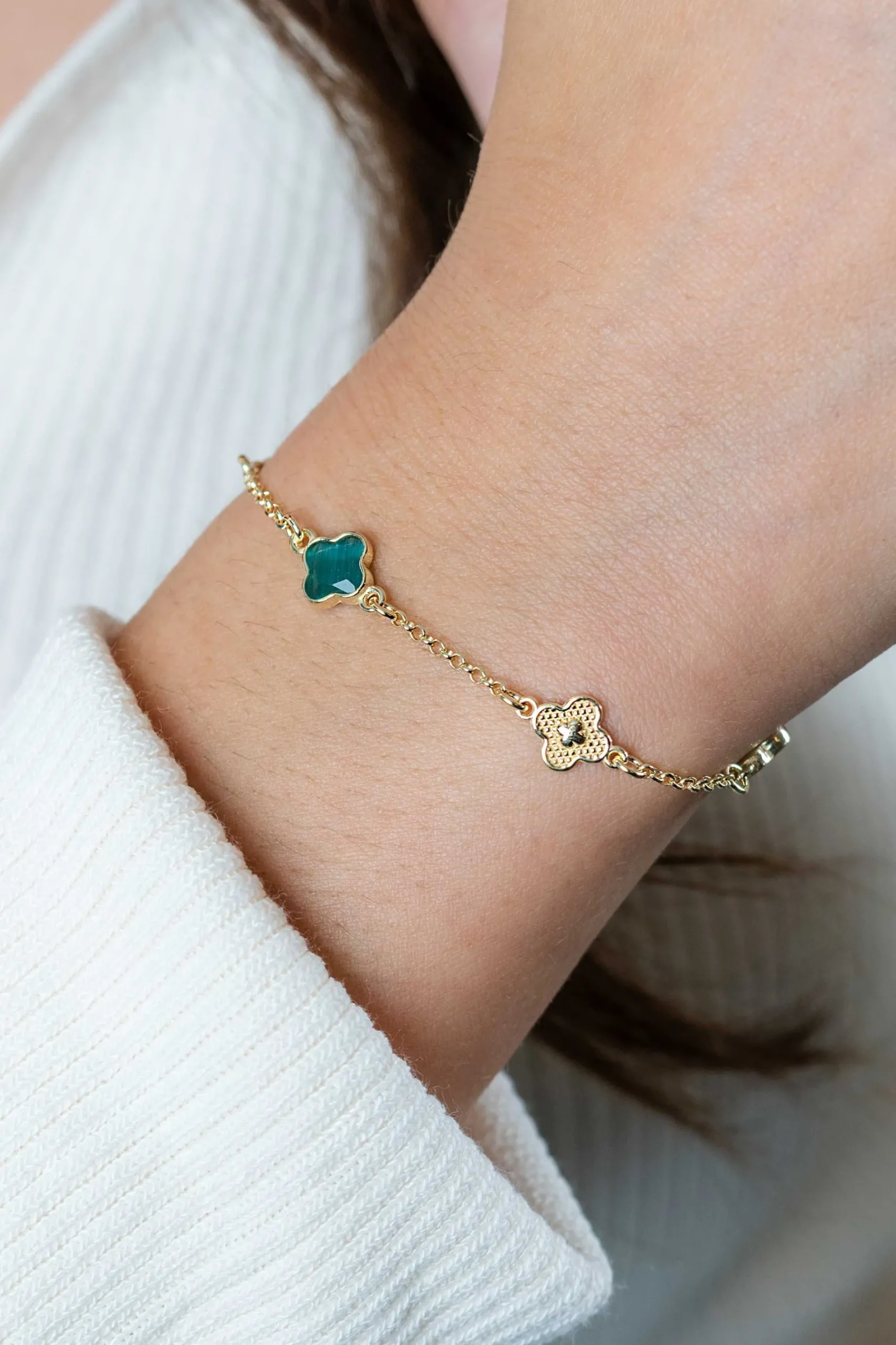 ZINZI gold plated zilveren schakel armband met twee donkerblauwe klavers en een groene klaver 16-19cm ZIA2583