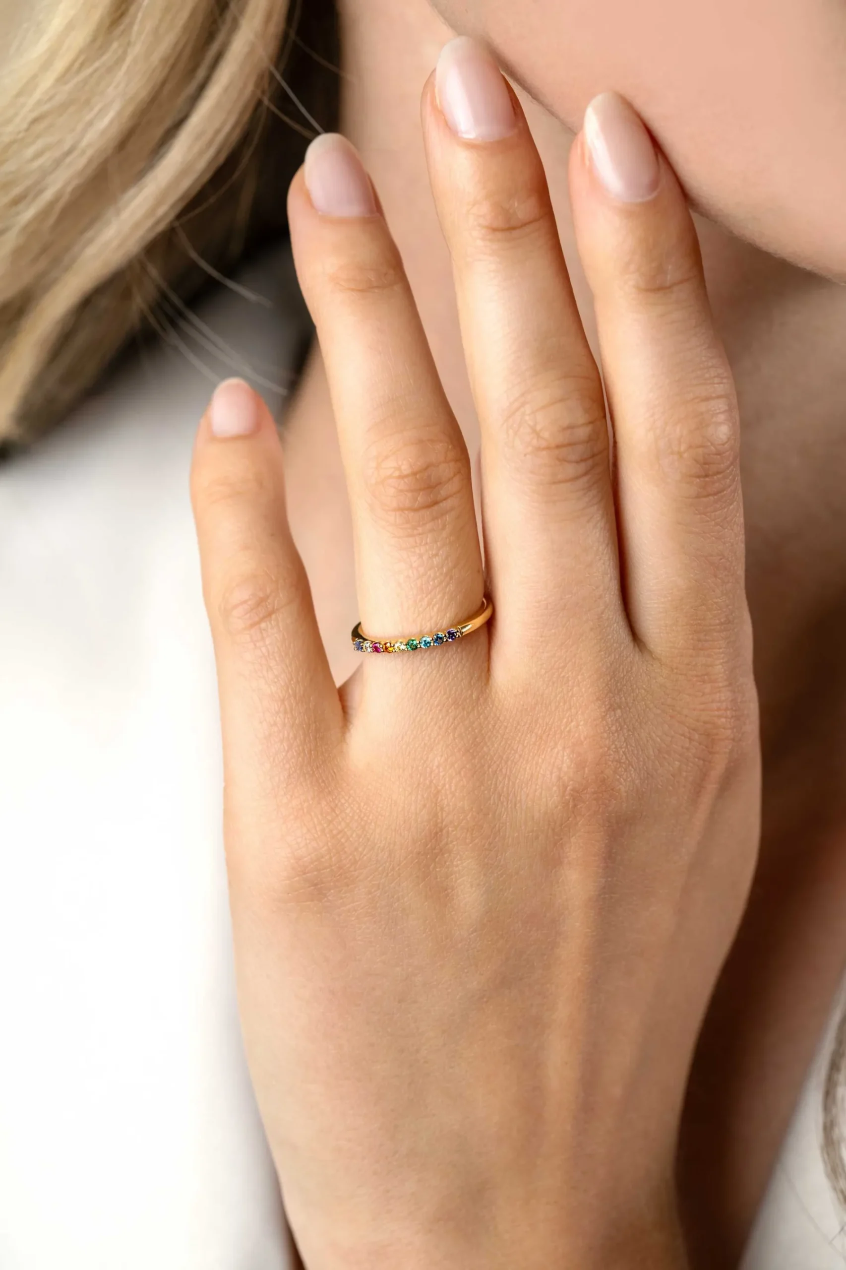 ZINZI gold plated zilveren aanschuifring met regenboog kleurstenen in chatonzettingen ZIR2598