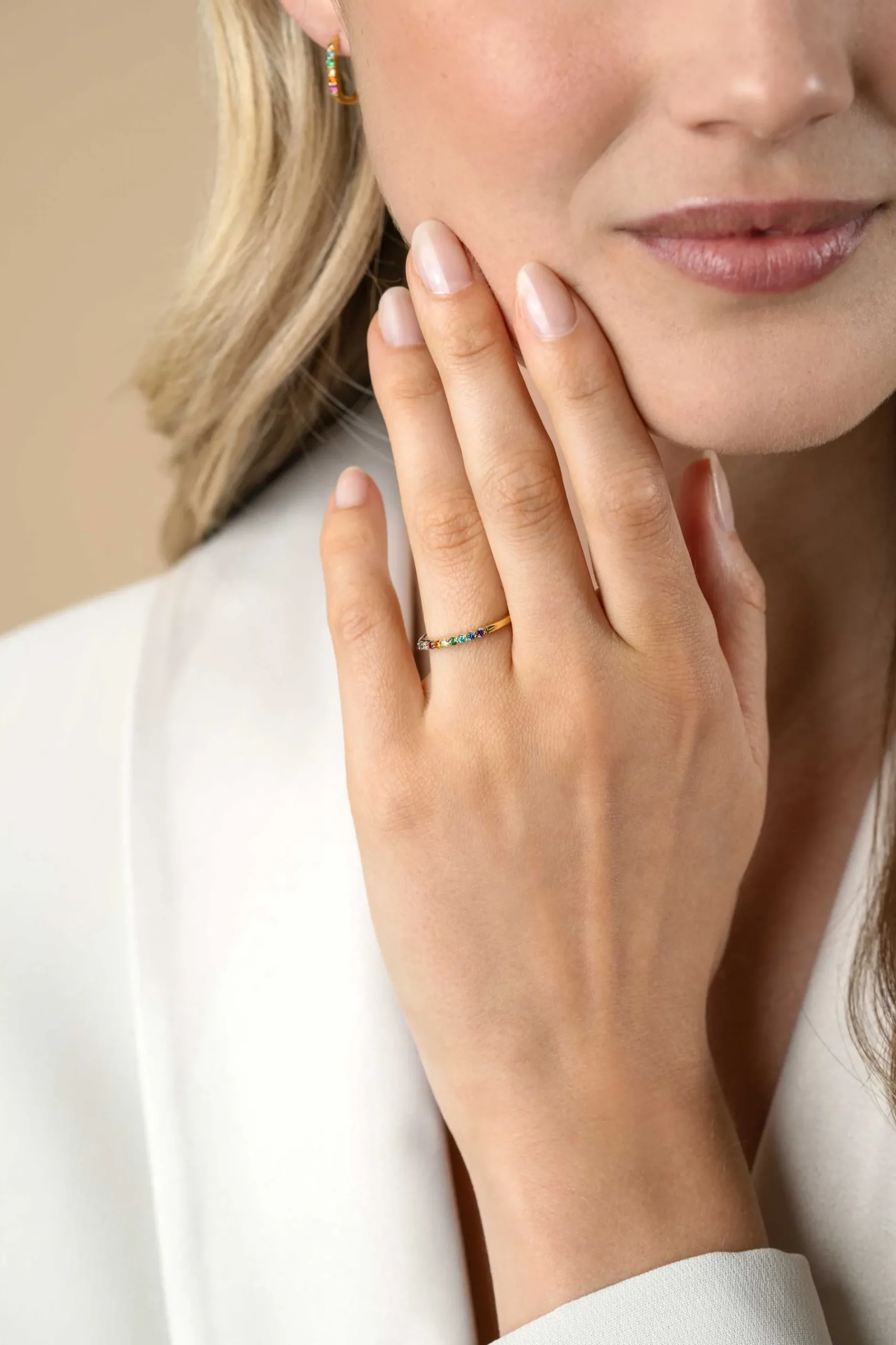 ZINZI gold plated zilveren aanschuifring met regenboog kleurstenen in chatonzettingen ZIR2598