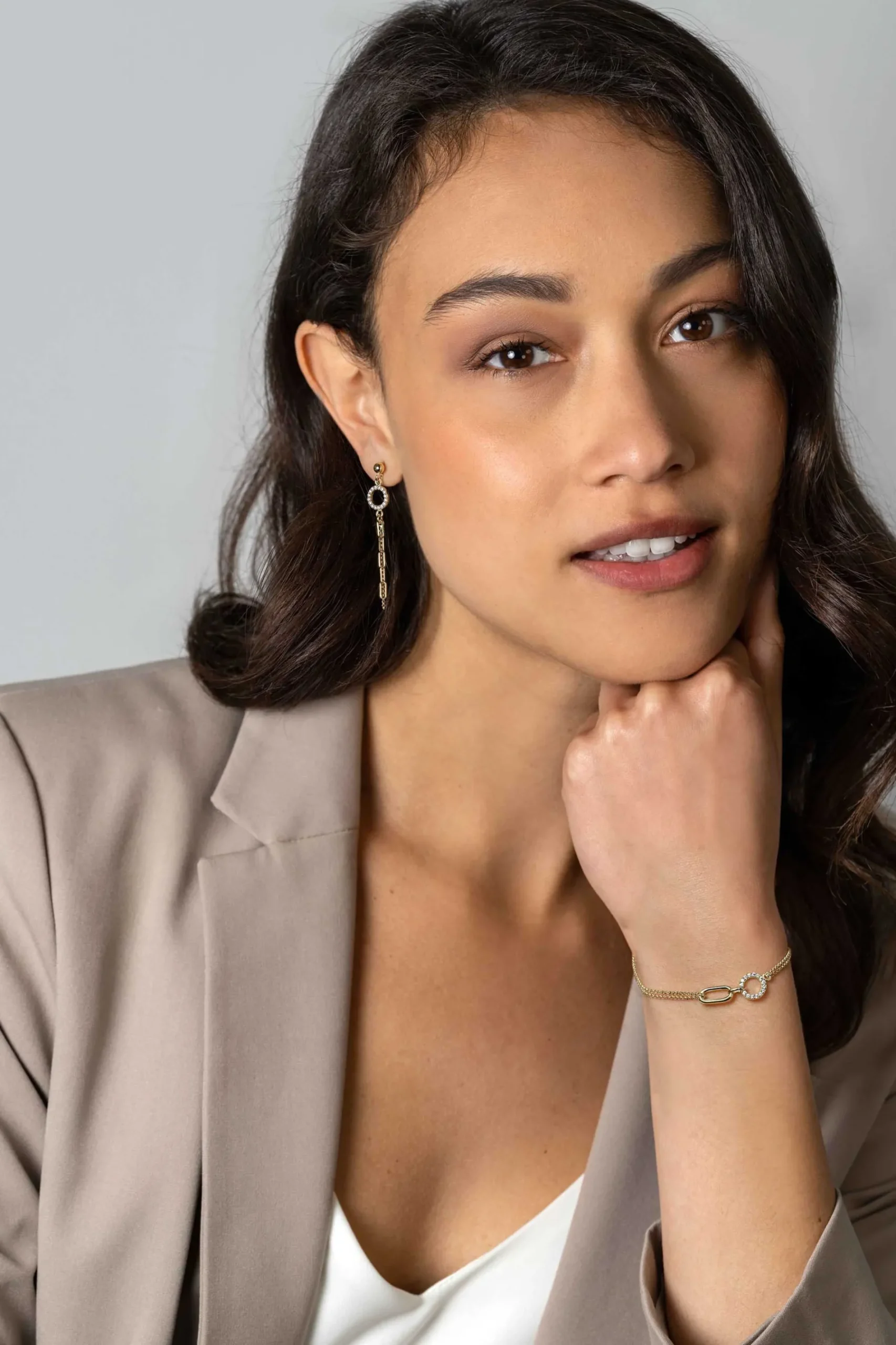 ZINZI gold plated zilveren multi-look armband met twee kettinkjes, verbonden aan een ovale schakel en open rondje bezet met witte zirconia's 17-20cm ZIA2463Y