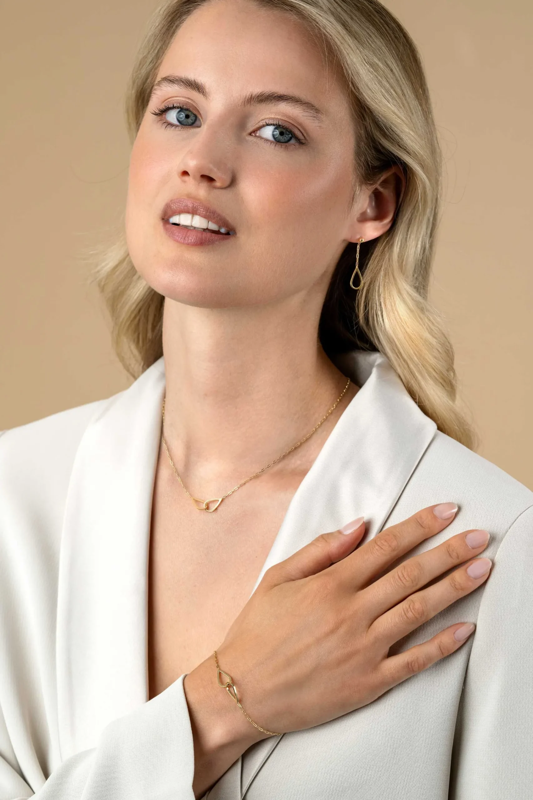 ZINZI gold plated zilveren armband met paperclip-schakels, waarbij in het midden twee druppelvormen mooi met elkaar verbonden zijn 17-20cm ZIA2634