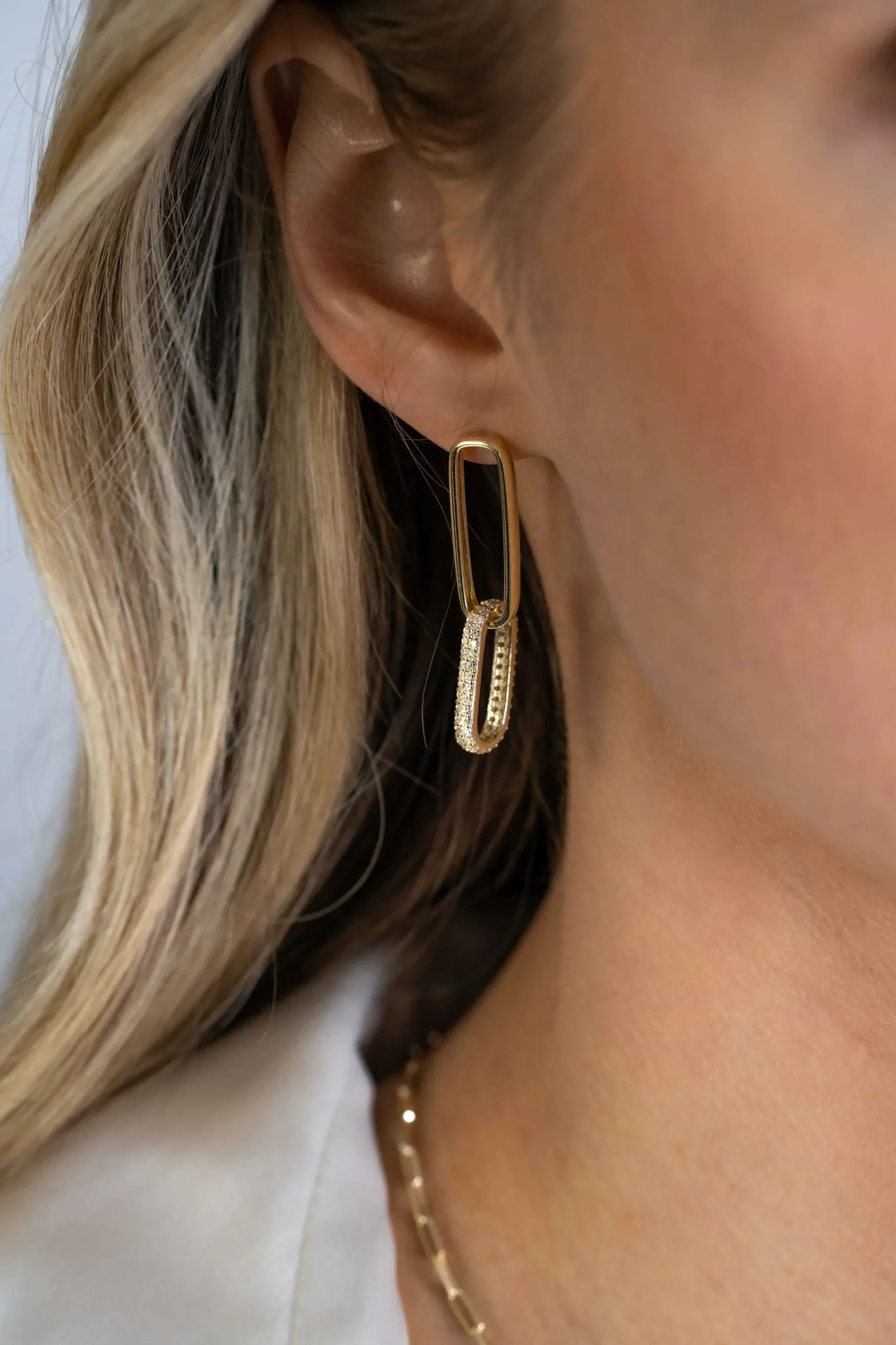 ZINZI gold plated zilveren lange oorsieraden 38mm met twee ovale schakels, bezet met witte zirconia's ZIO2371Y