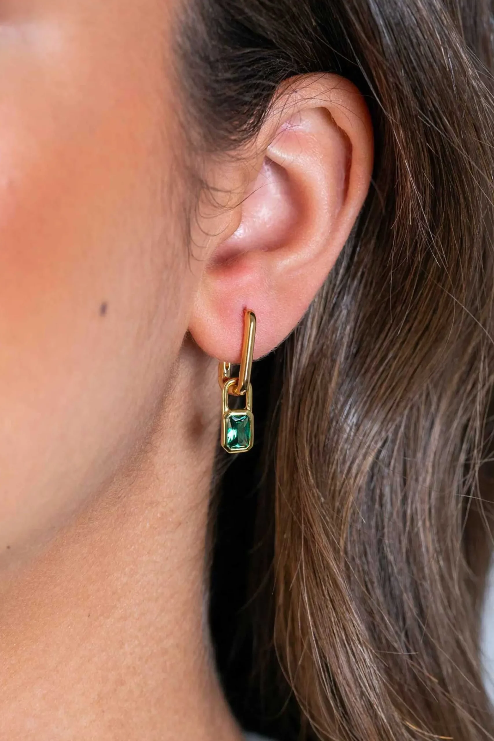 ZINZI gold plated zilveren oorbedels rechthoek met groene kleurstenen 13mm ZICH2307 (zonder oorringen)