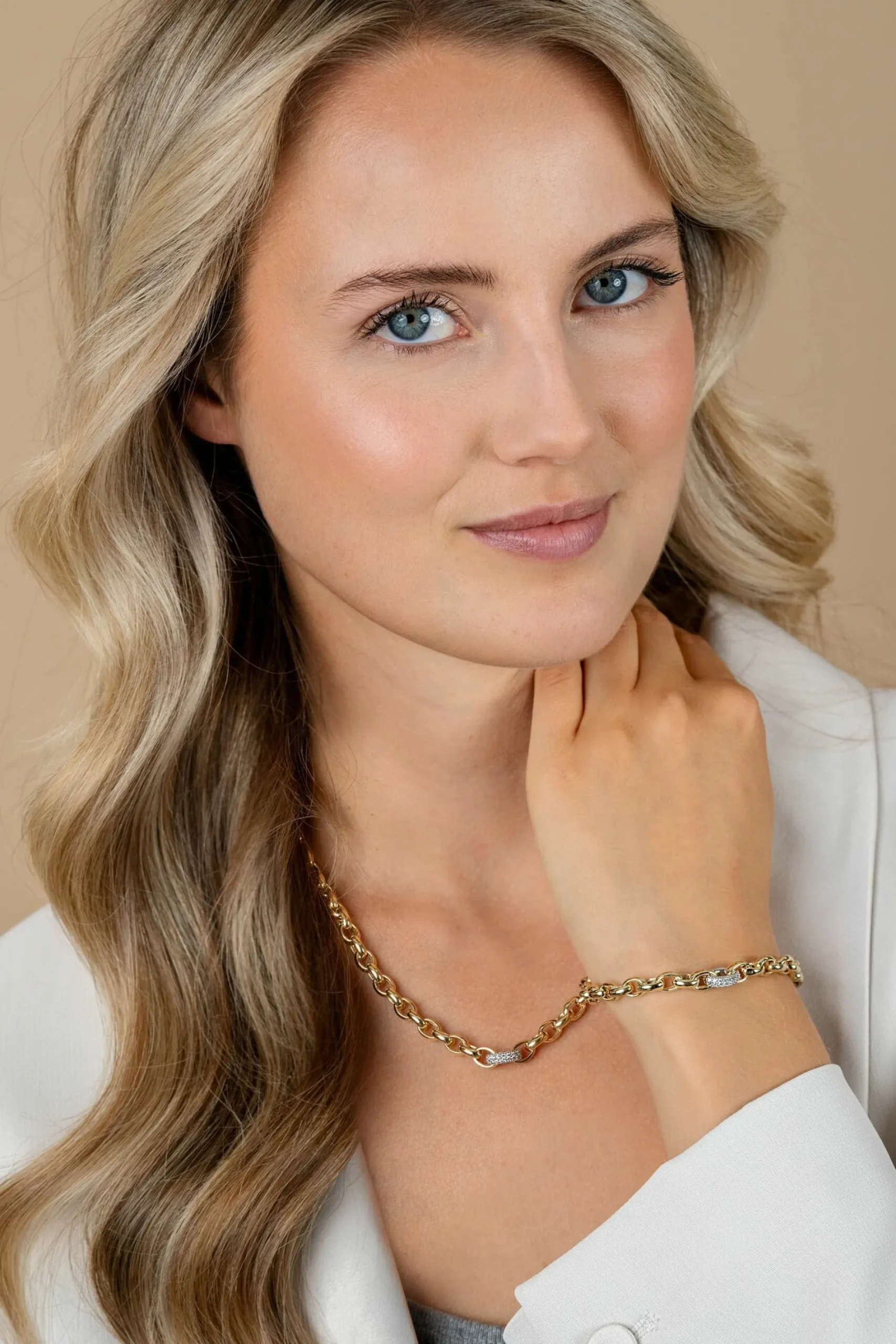 ZINZI gold plated zilveren schakel ketting met een ronde schakel bezet met witte zirkonia's 6mm breed 45cm ZIC2664