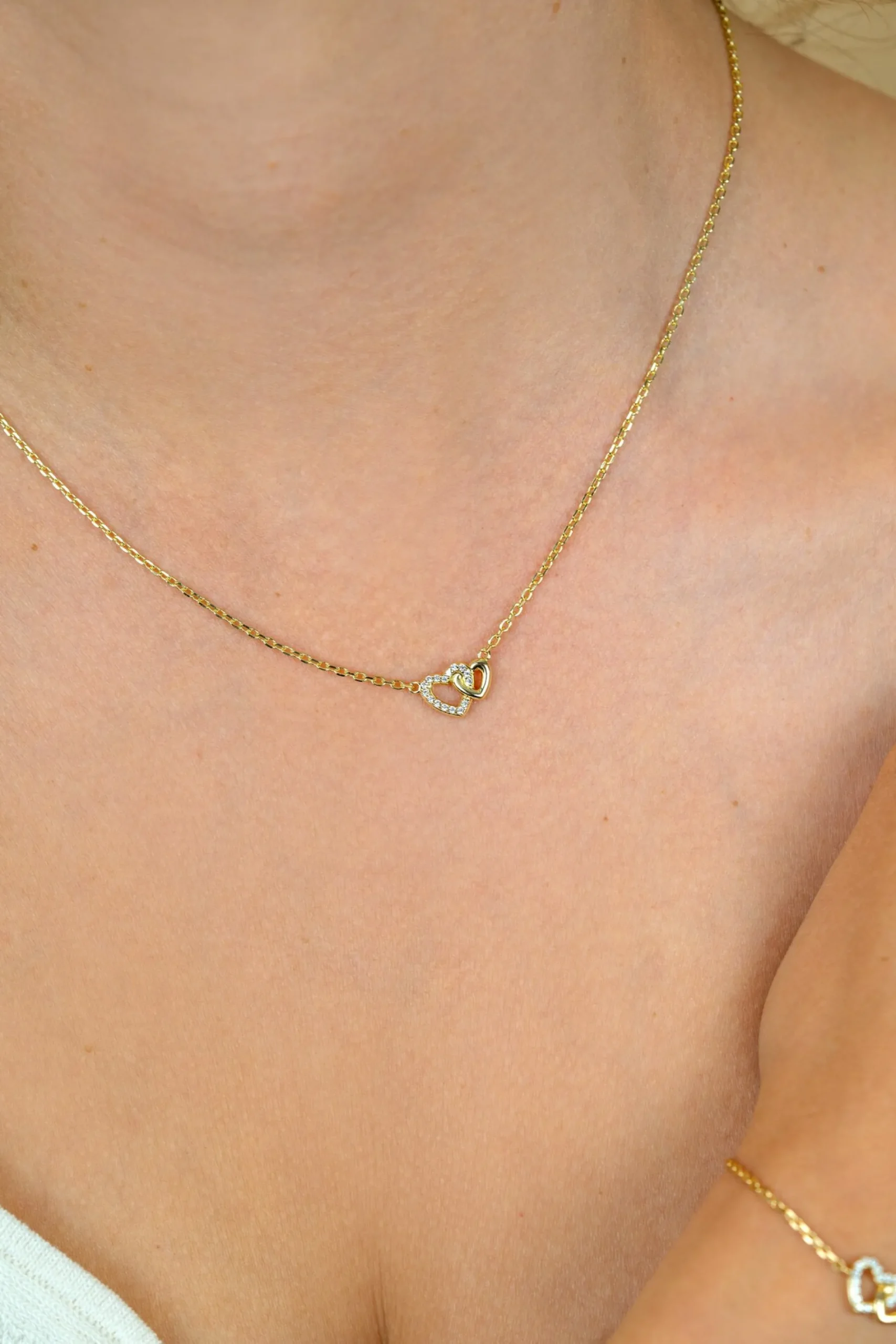 ZINZI gold plated zilveren ketting 42–45cm met verbonden hartjes, witte zirkonia's ZIC2493Y