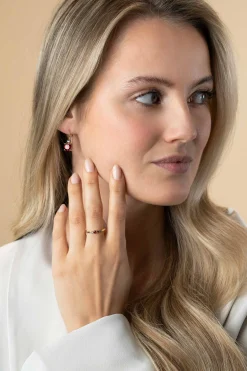 ZINZI gold plated zilveren ring met ronde chatonzettingen rood granaat en paarse kleurstenen 3mm breed ZIR2563