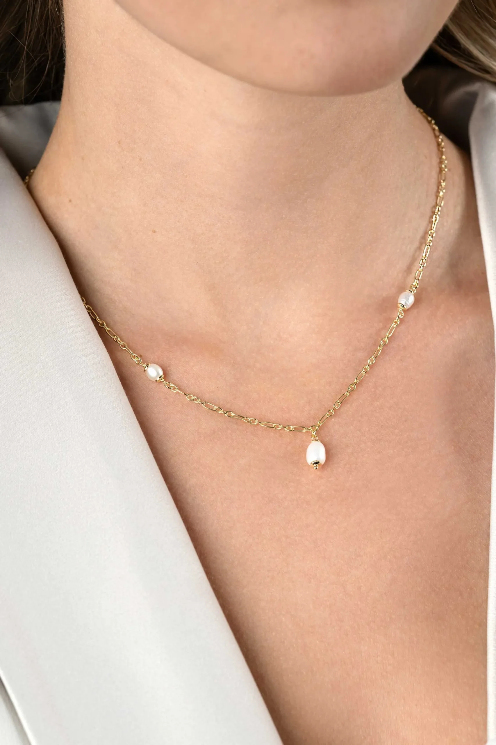 ZINZI gold plated zilveren schakelketting met drie ovale witte zoetwaterparels 40-45cm ZIC2588