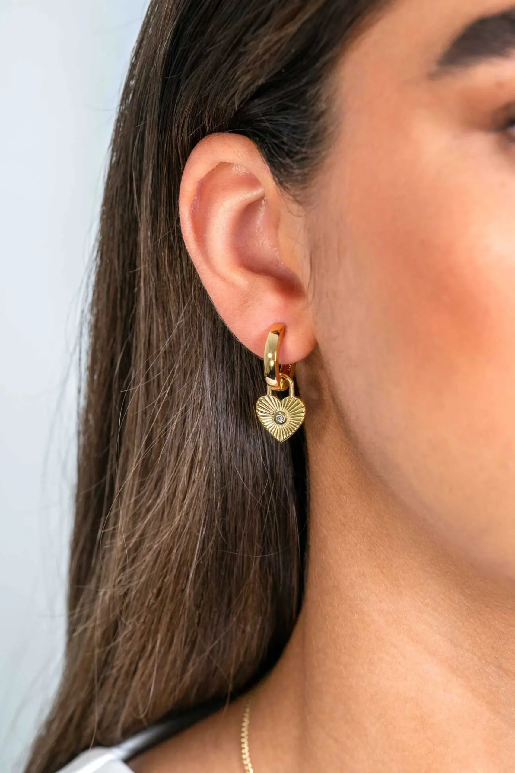 ZINZI gold plated zilveren oorbedels hart met zonnestralen en witte zirconia 15mm ZICH2305 (zonder oorringen)