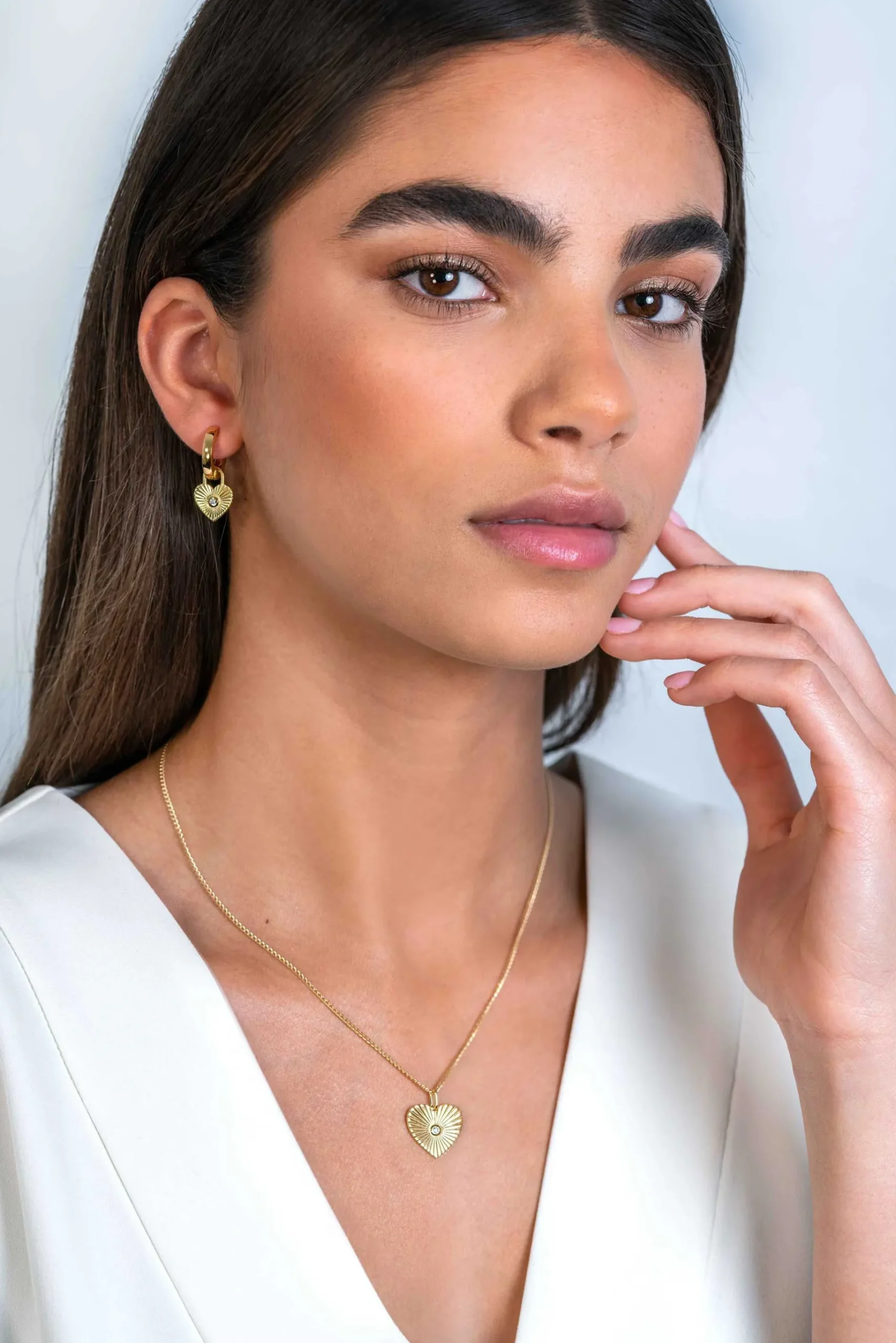 ZINZI gold plated zilveren oorbedels hart met zonnestralen en witte zirconia 15mm ZICH2305 (zonder oorringen)