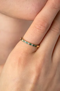 ZINZI gold plated zilveren aanschuifring 2mm breed in chatonzettingen bezet met diepgroene kleurstenen en witte zirconia's ZIR2557