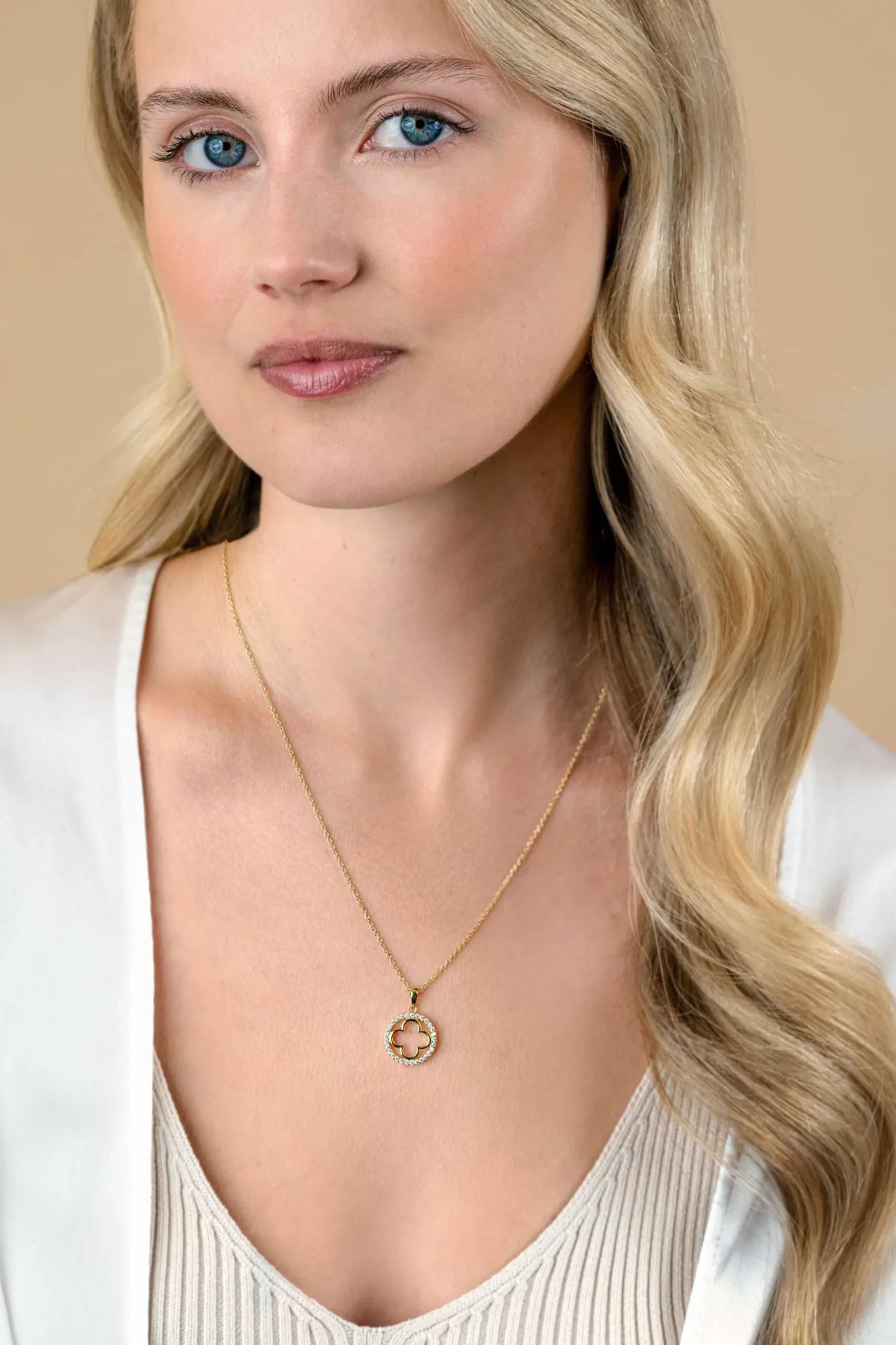 ZINZI gold plated zilveren anker ketting met luxe klaver hanger (15mm) rondom bezet met witte zirconia's 45-48cm ZIC2617Y