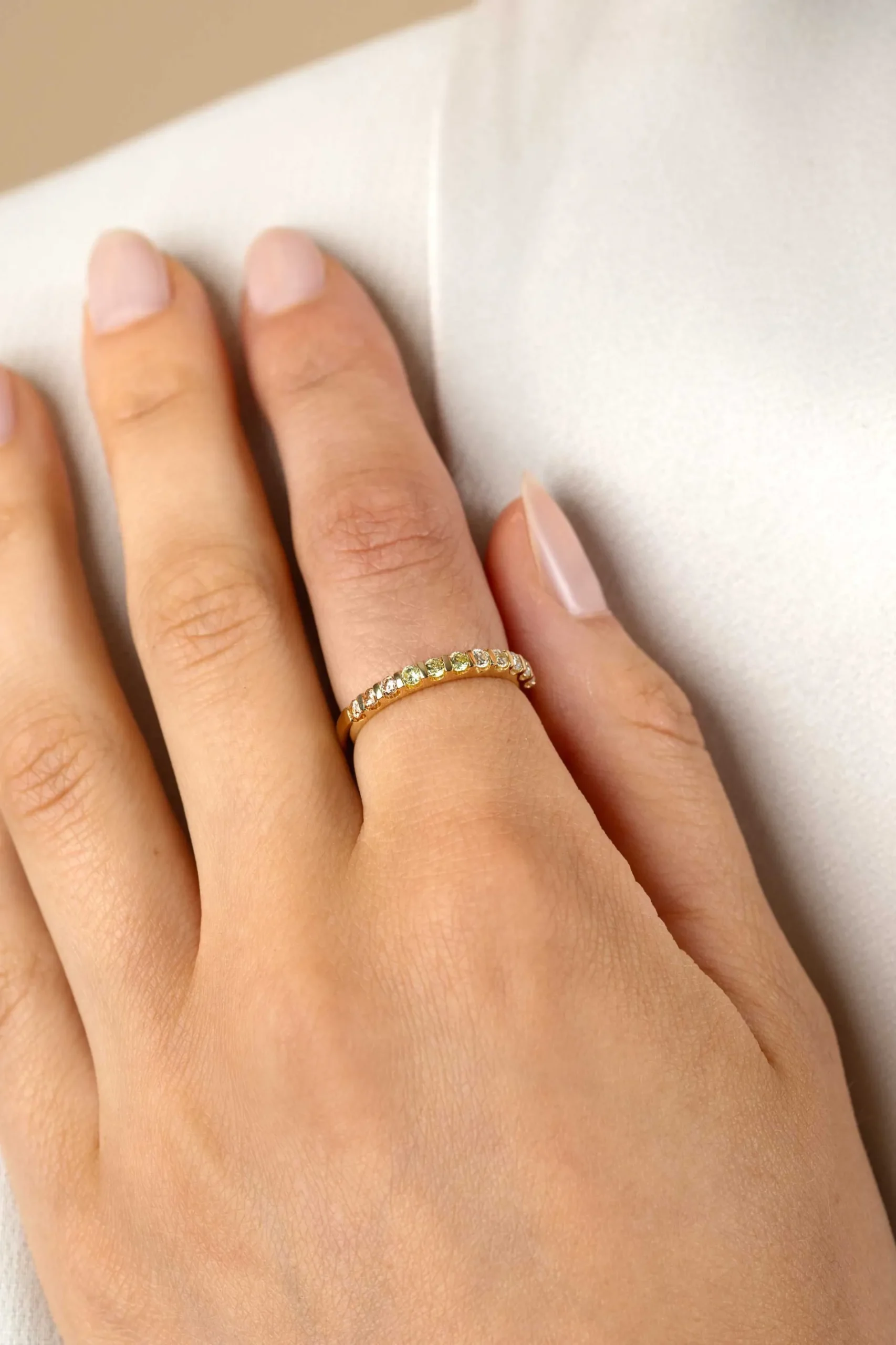 ZINZI gold plated zilveren aanschuifring 2mm breed bezet met champagne, peridot en witte zirconia's ZIR2612