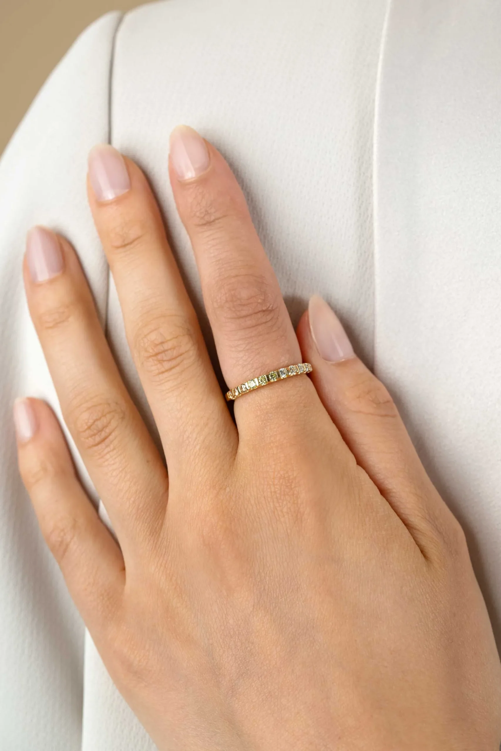 ZINZI gold plated zilveren aanschuifring 2mm breed bezet met champagne, peridot en witte zirconia's ZIR2612