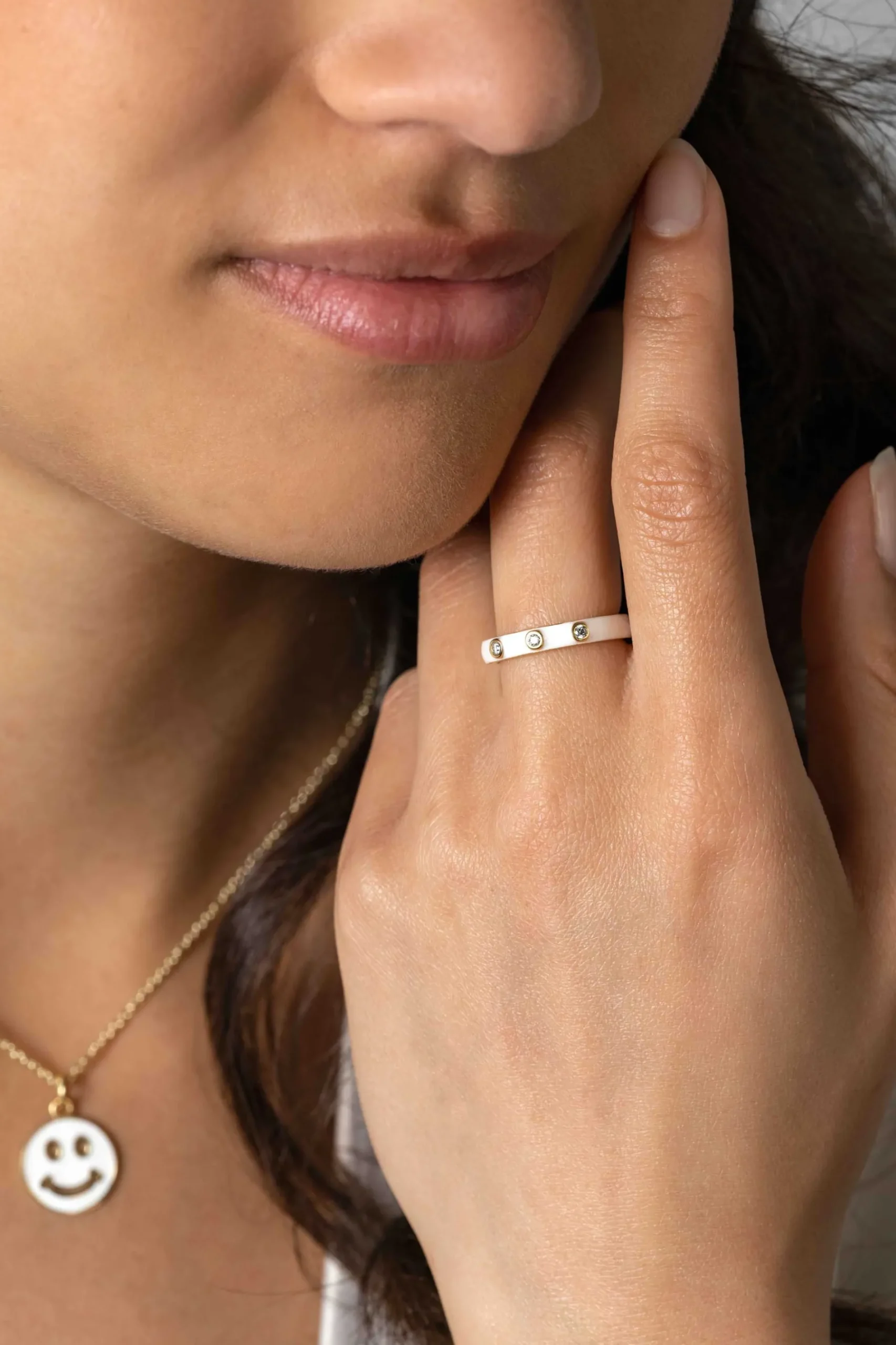 ZINZI gold plated zilveren aanschuifring trendy wit emaille en witte zirconia's 3mm ZIR2315W