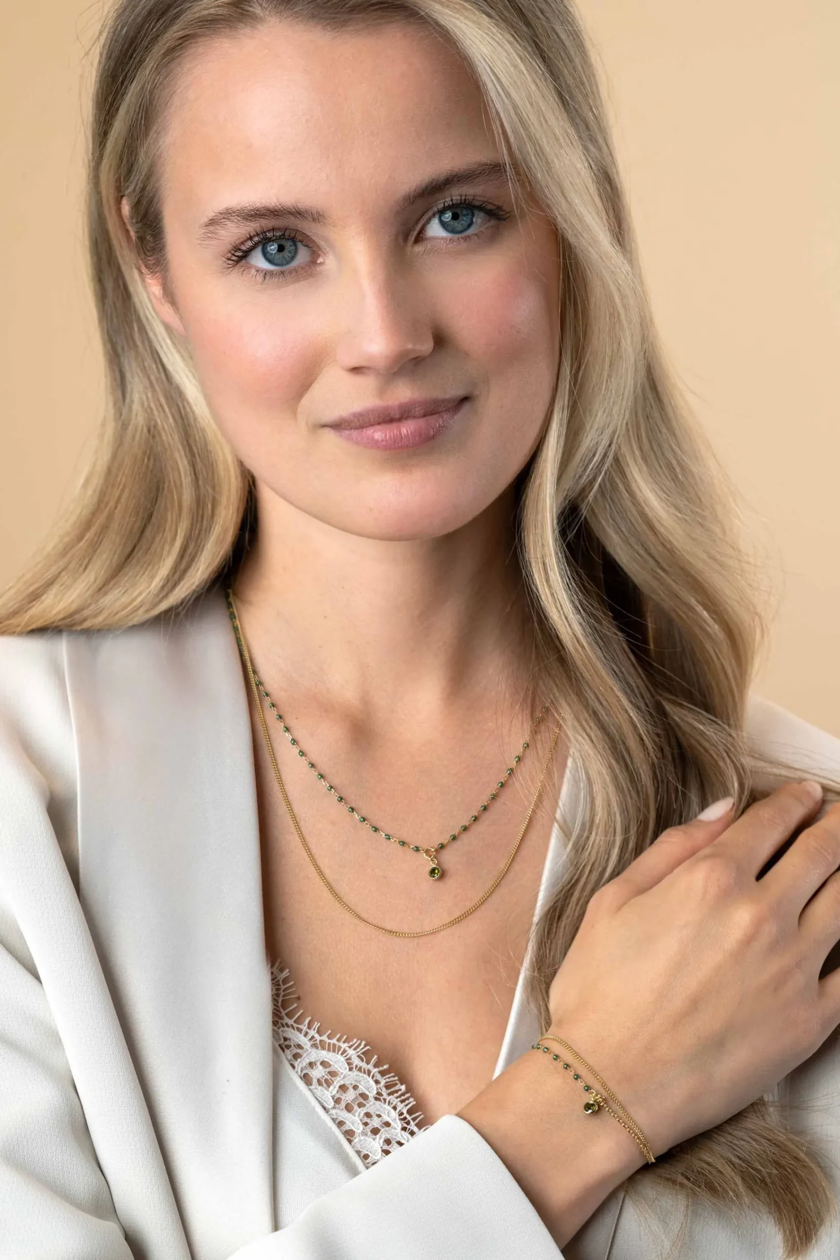 ZINZI gold plated zilveren multilook ketting met gourmet en groene bolletjes schakels, ronde zetting met olijfgroene kleursteen 42-45cm ZIC2528G