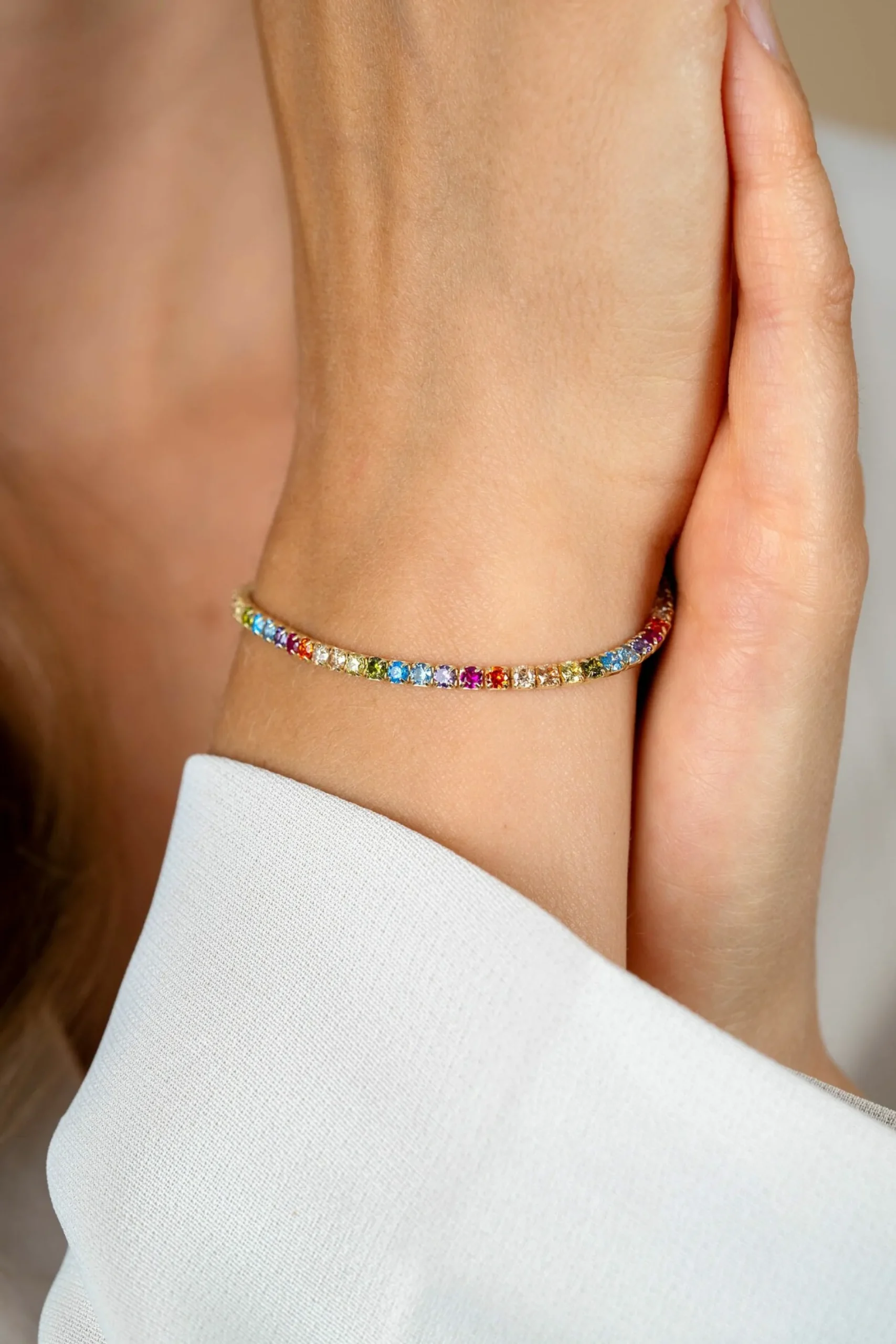 ZINZI gold plated zilveren tennis armband 3mm breed en bezet met regenboog kleurstenen in vierkante kastzettingen 17-20cm ZIA2666