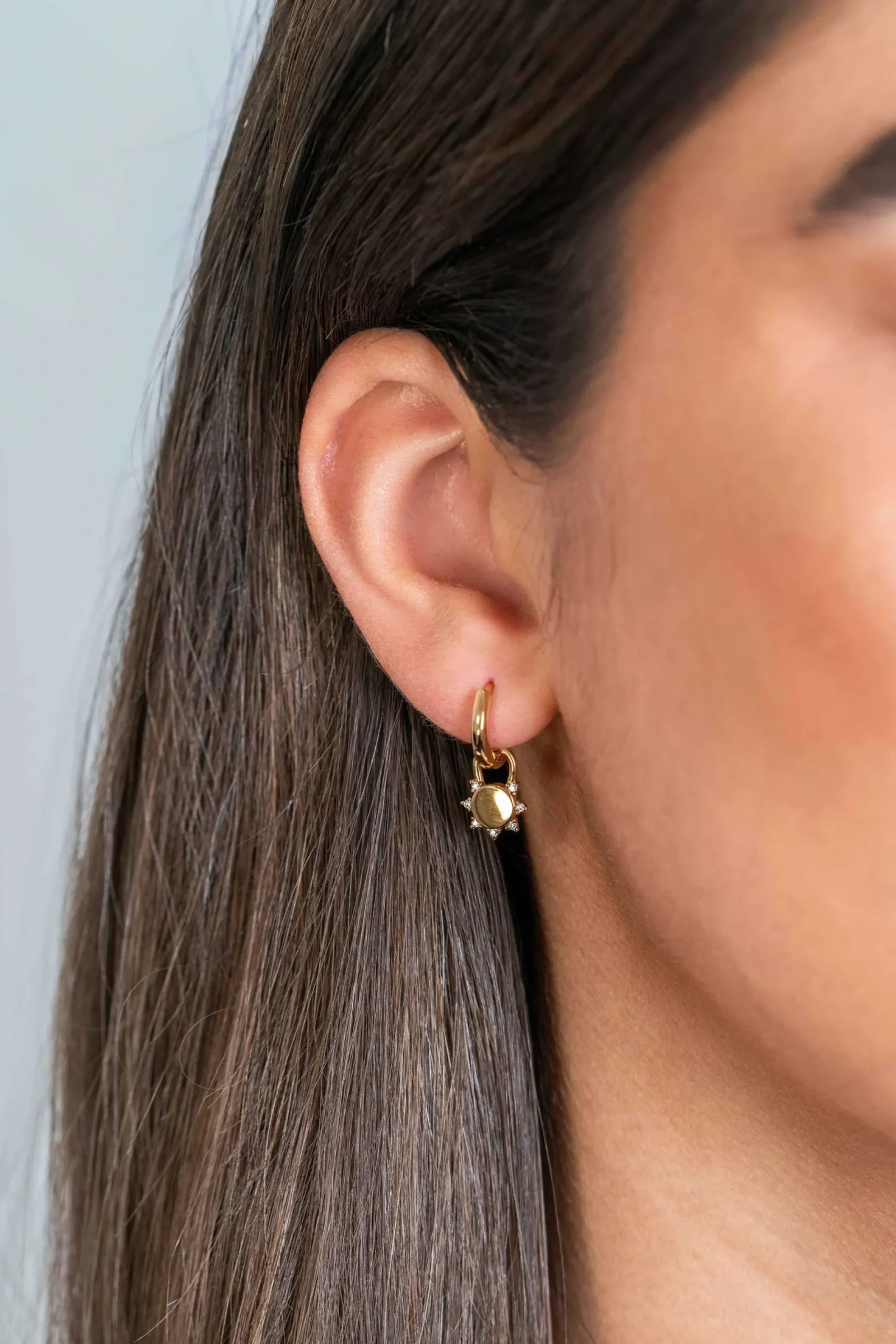 ZINZI gold plated zilveren oorbedels zon met witte zirconia's 8mm ZICH2302 (zonder oorringen)