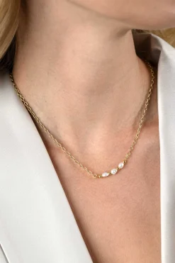 ZINZI gold plated zilveren schakelketting met drie witte natuurlijk gevormde zoetwaterparels in het midden 42-45cm ZIC2643