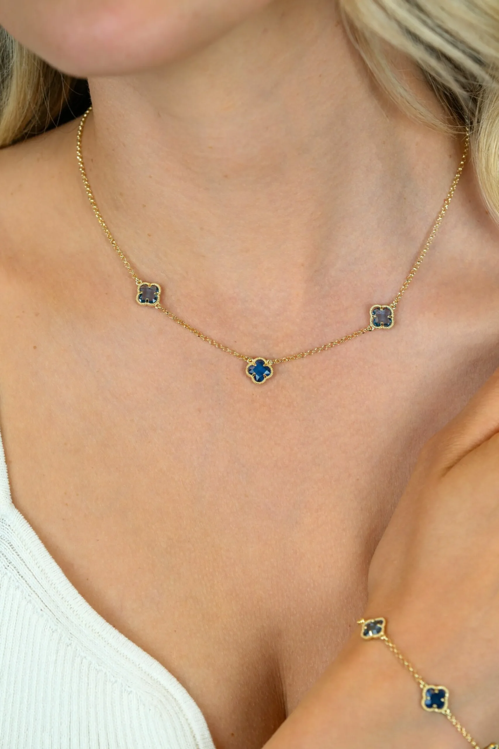ZINZI gold plated zilveren schakelketting met twee lichtblauwe klavers en een donkerblauwe klaver 42-45cm ZIC2662B