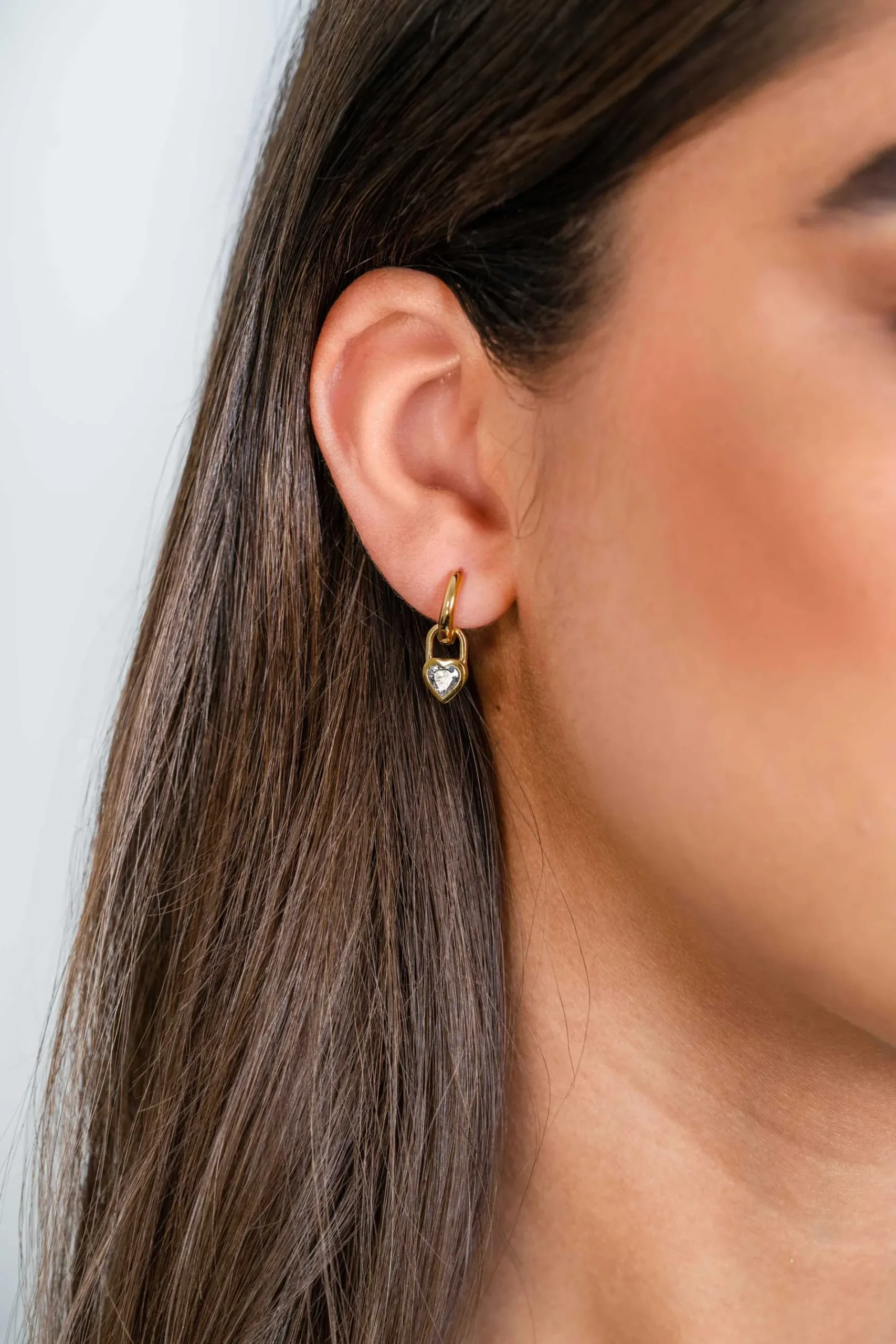 ZINZI gold plated zilveren oorbedels hart met witte zirconia 12mm ZICH2306 (zonder oorringen)