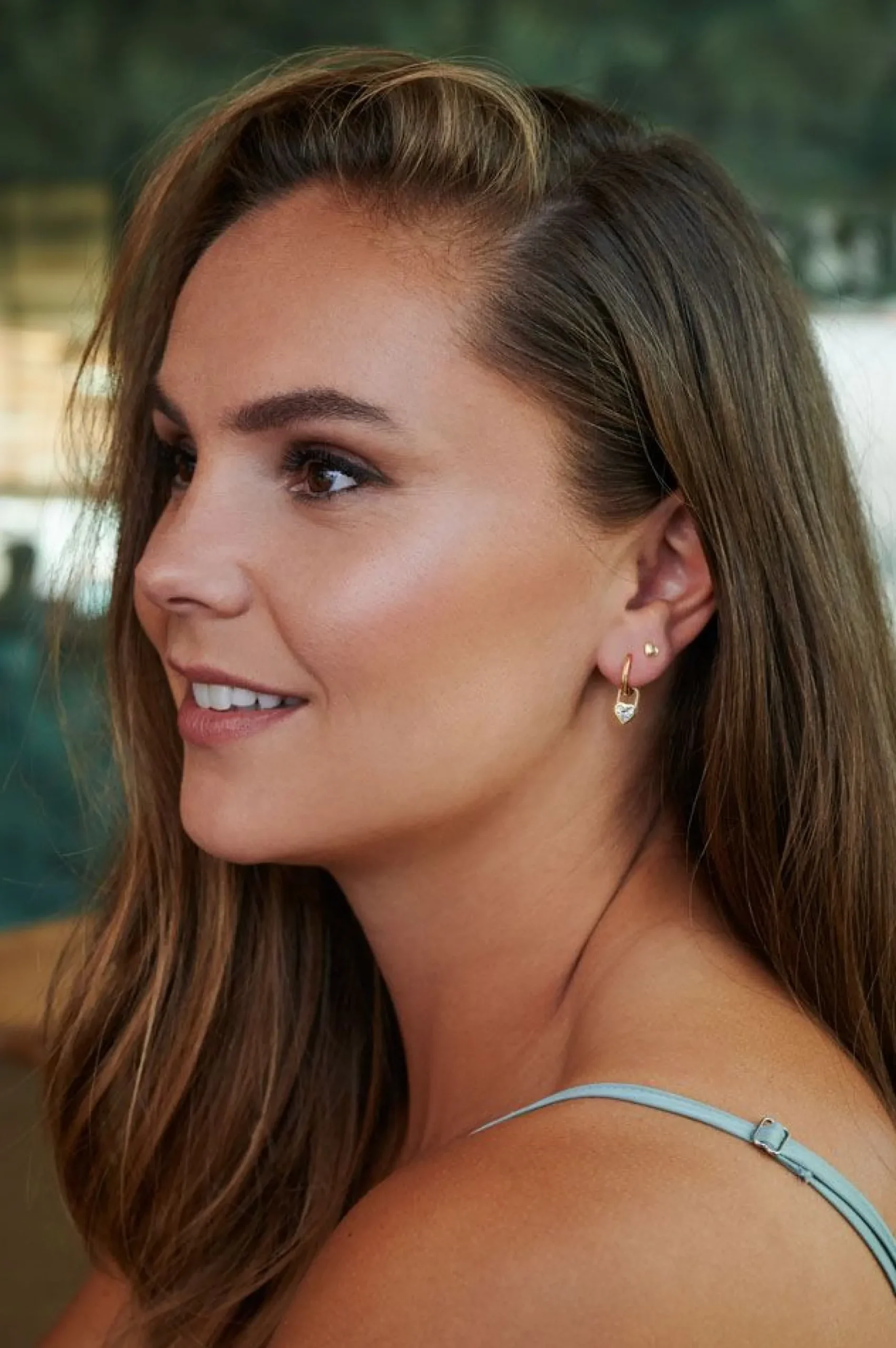 ZINZI gold plated zilveren oorbedels hart met witte zirconia 12mm ZICH2306 (zonder oorringen)