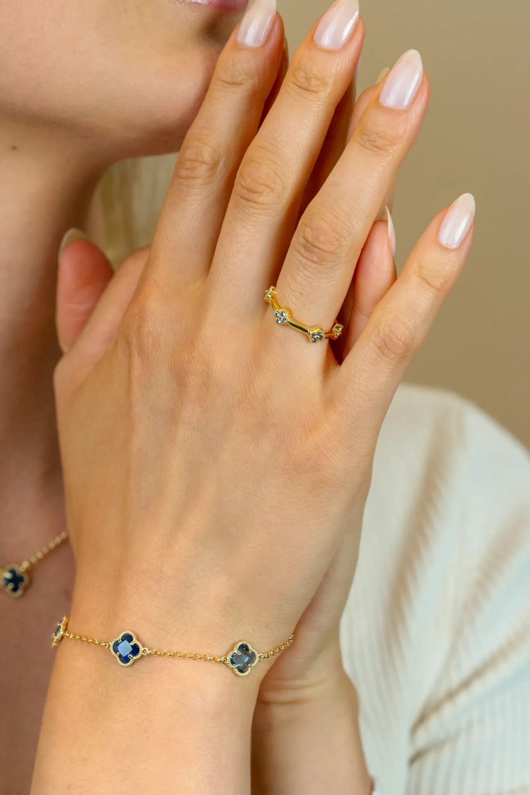 ZINZI gold plated zilveren ring (5mm breed) met lichtblauwe klavers ZIR2662