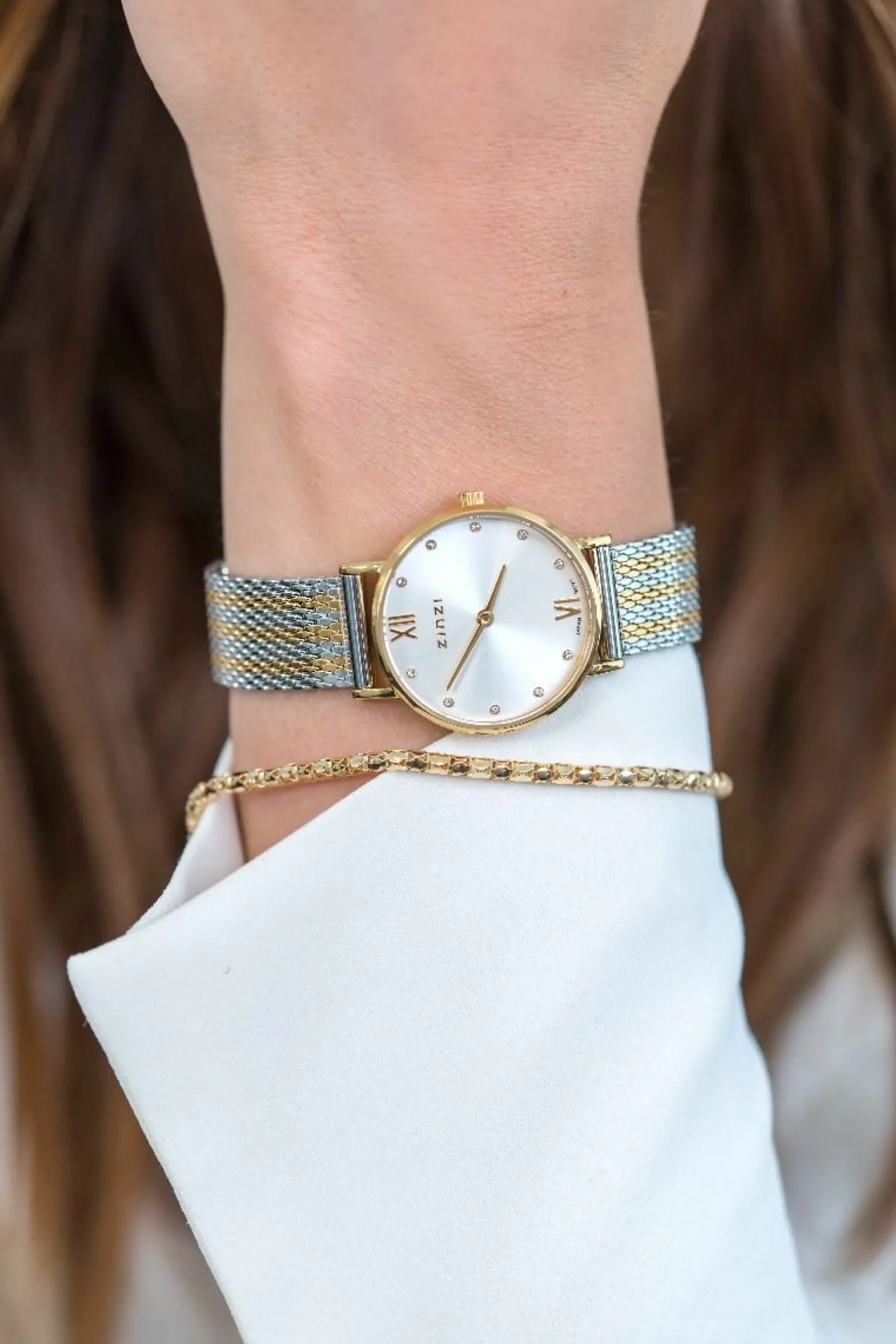ZINZI Lady Crystal horloge zilvergekleurde wijzerplaat, geelgoudkleurige kast en bicolor stalen mesh band, witte crystals bij uuraanduiding, 28mm extra dun ZIW633MB
