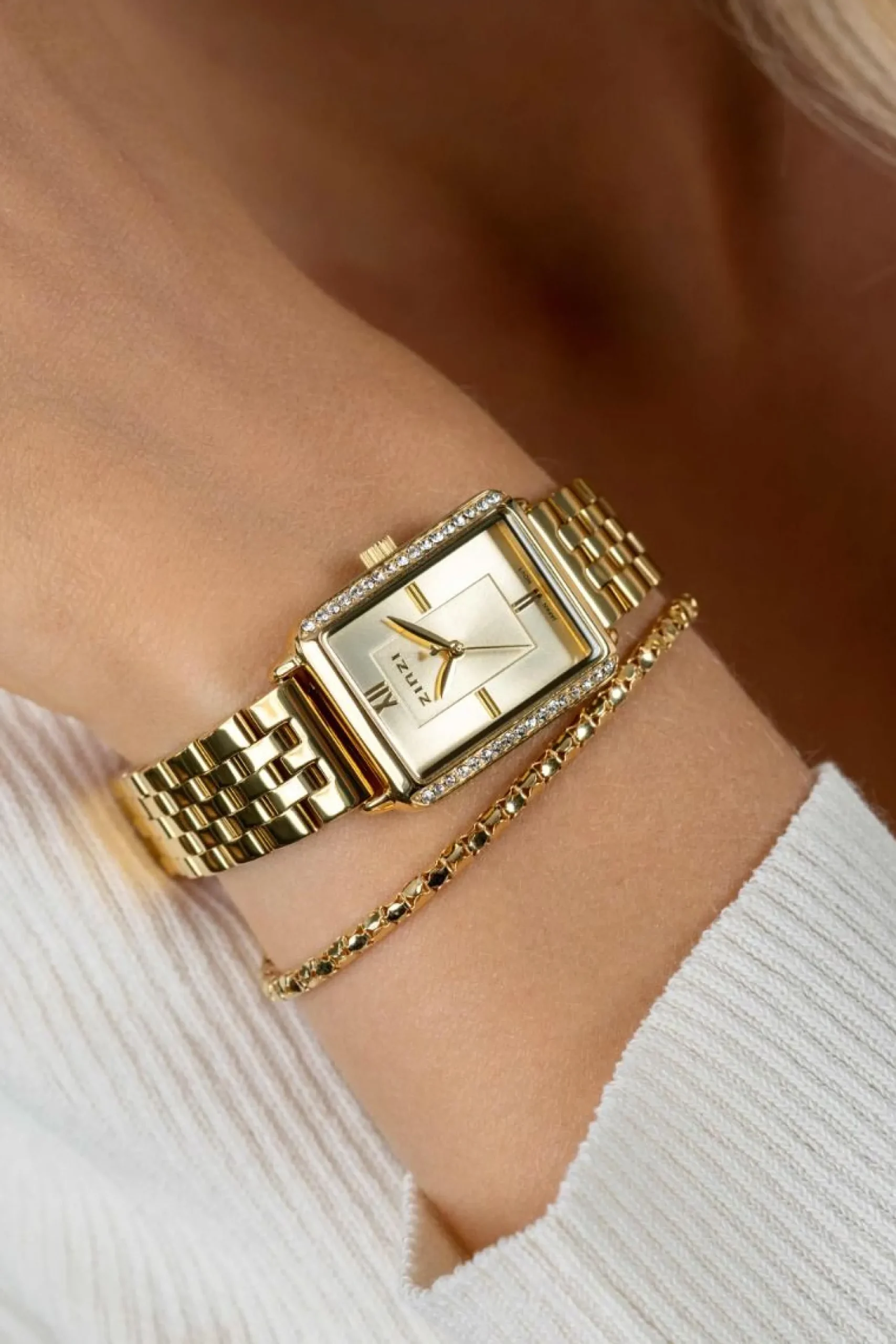 ZINZI Lucia horloge 28mm rechthoekige kast, bezet met witte zirkonia's en goudkleurige wijzerplaat, stalen schakelband ZIW2310