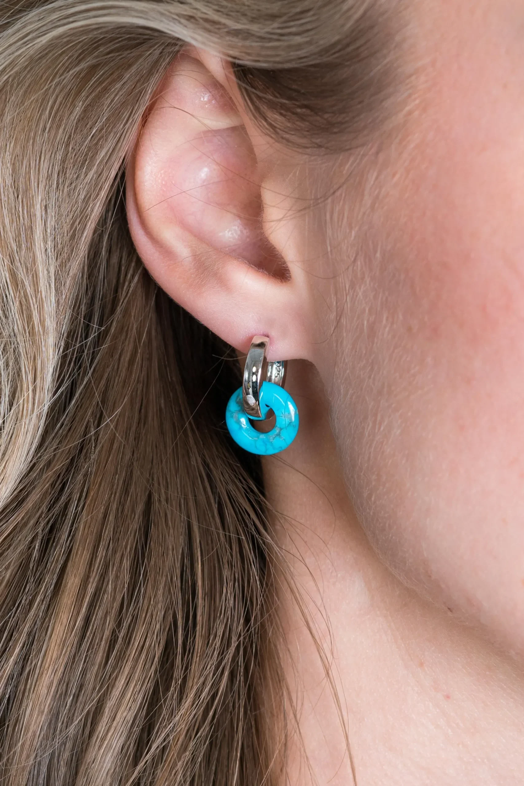 ZINZI oorbedels rond 12mm met turquoise howliet edelsteen ZICH2274T (zonder oorringen)