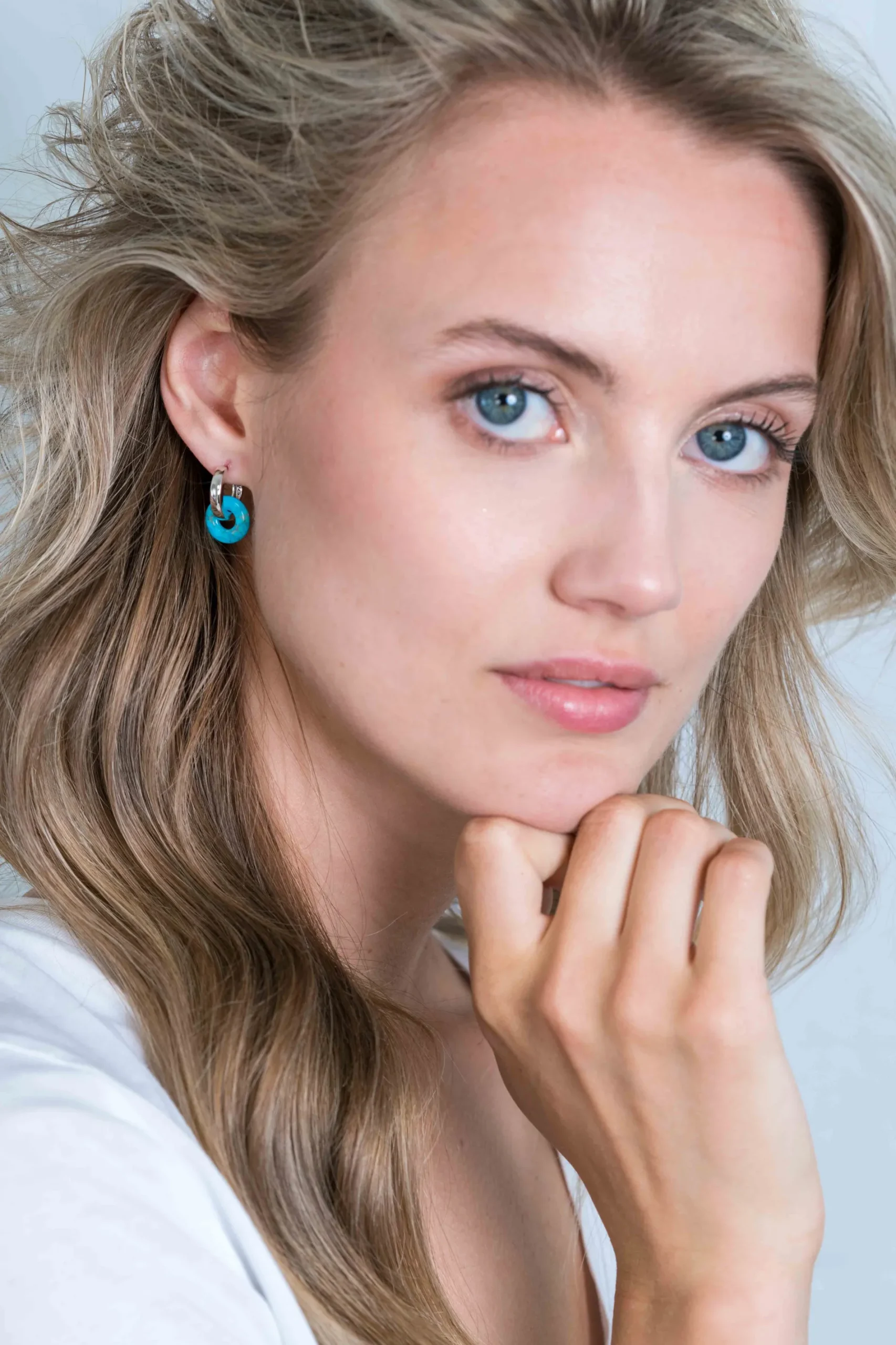 ZINZI oorbedels rond 12mm met turquoise howliet edelsteen ZICH2274T (zonder oorringen)
