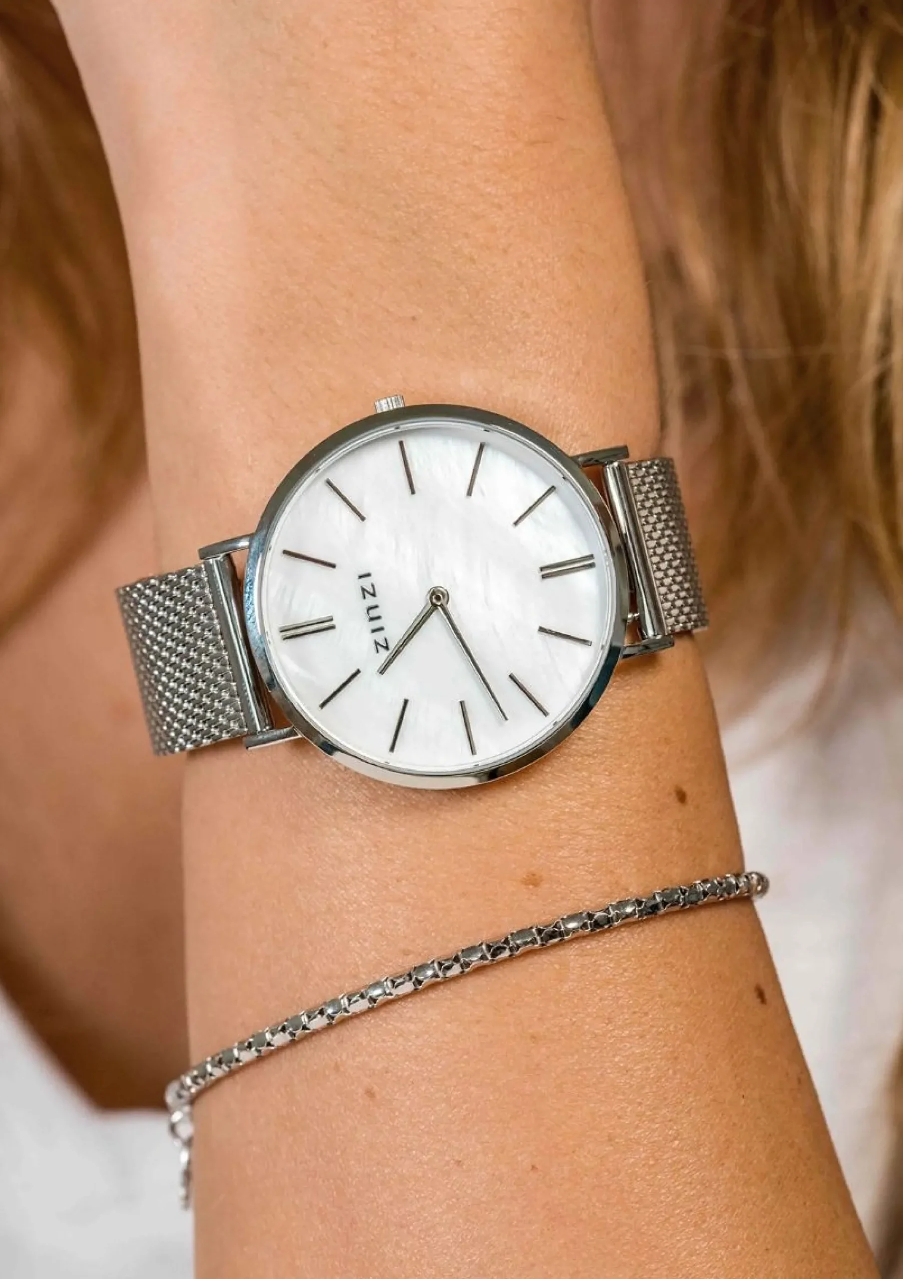 Zinzi Retro horloge witte parelmoer wijzerplaat met zilverkleurige wijzers en stalen mesh band 38mm extra dun ZIW417M