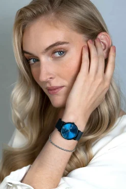ZINZI Roman horloge blauwgekleurde wijzerplaat en kast met zilverkleurige wijzers blauwe stalen mesh band 34mm extra dun ZIW551M