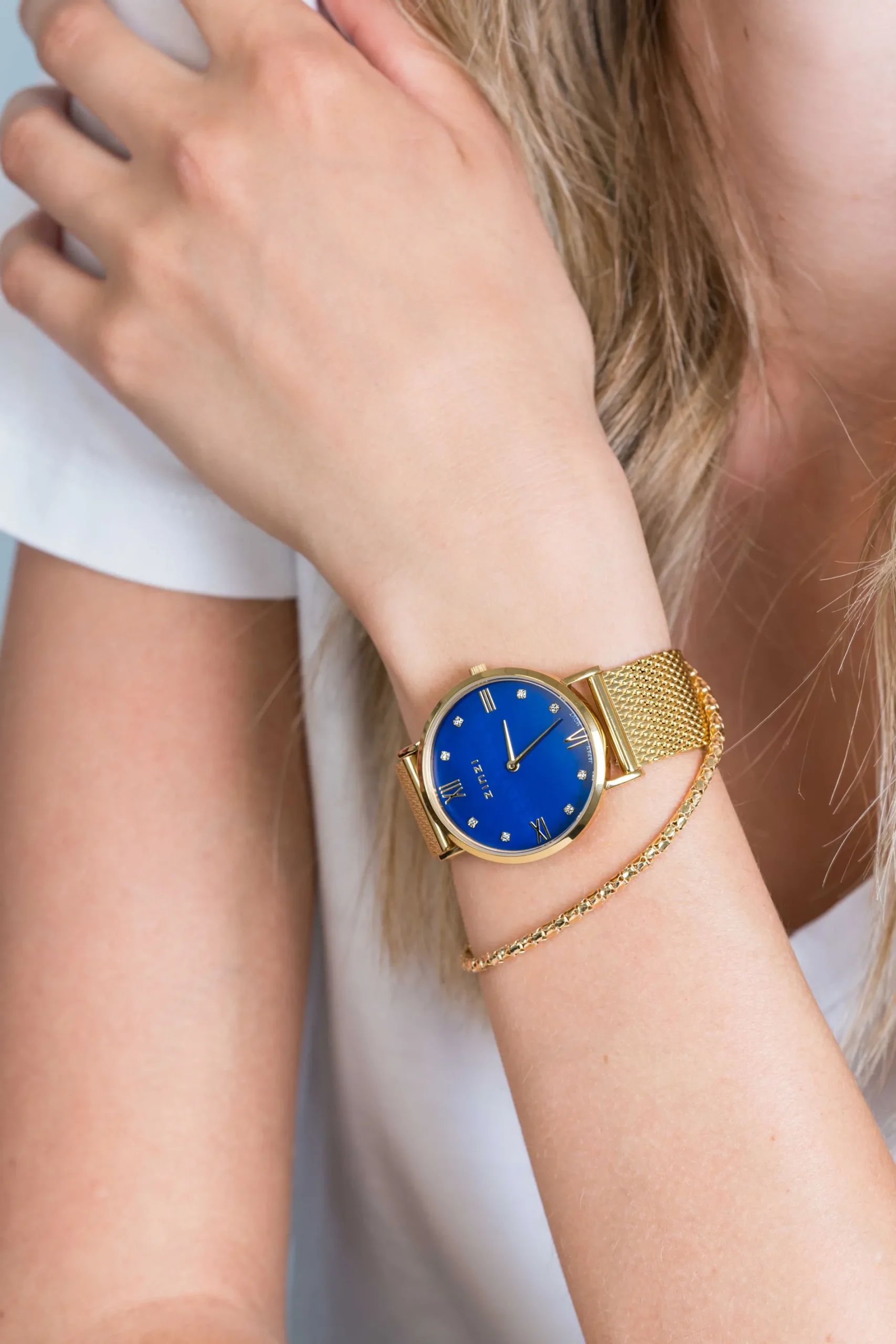 ZINZI Roman horloge donkerblauwe parelmoer wijzerplaat, geelgoudkleurige stalen kast, witte zirconia's bij uuraanduiding, geelgoudkleurige stalen mesh band 34mm extra dun ZIW547M
