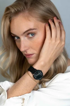 ZINZI Roman horloge 34mm zwarte wijzerplaat, zwarte kast met geelvergulde wijzers zwarte stalen mesh band extra dun ZIW549M