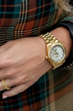 ZINZI Solaris horloge met witte parelmoer wijzerplaat, stalen geelgoudkleurige kast 35mm en stalen band met clip-sluiting. Het Japanse uurwerk loopt op zon- en kunstlicht ZIW2134