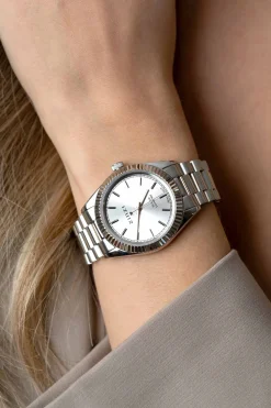 ZINZI Solaris horloge met zilverkleurige wijzerplaat, stalen kast 35mm en stalen band met clip-sluiting. Het Japanse uurwerk loopt op zon- en kunstlicht ZIW2102