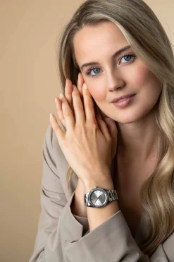 ZINZI Solaris horloge met zilverkleurige wijzerplaat, stalen kast 35mm en stalen band met clip-sluiting. Het Japanse uurwerk loopt op zon- en kunstlicht ZIW2102