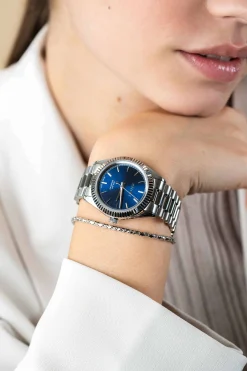ZINZI Solaris horloge met blauwe wijzerplaat, stalen kast 35mm en stalen band met clip-sluiting. Het Japanse uurwerk loopt op zon- en kunstlicht ZIW2155