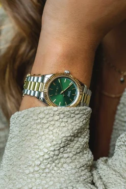 ZINZI Solaris horloge met groene wijzerplaat, stalen bicolor kast 35mm en stalen bicolor band met clip-sluiting. Het Japanse uurwerk loopt op zon- en kunstlicht ZIW2135