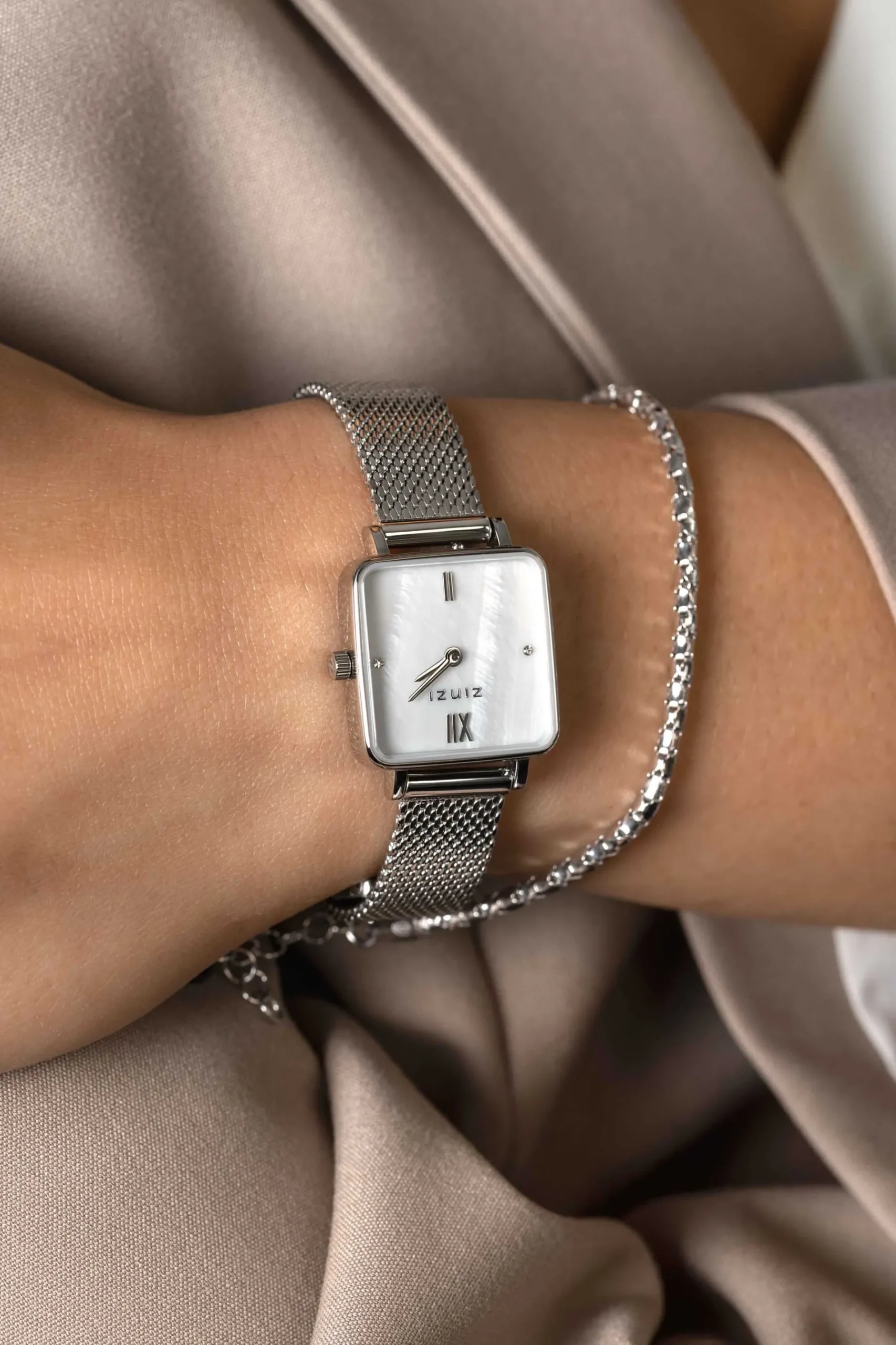 ZINZI Square Mini horloge witte parelmoer wijzerplaat en vierkante zilverkleurige kast stalen mesh band 22mm extra dun ZIW1717