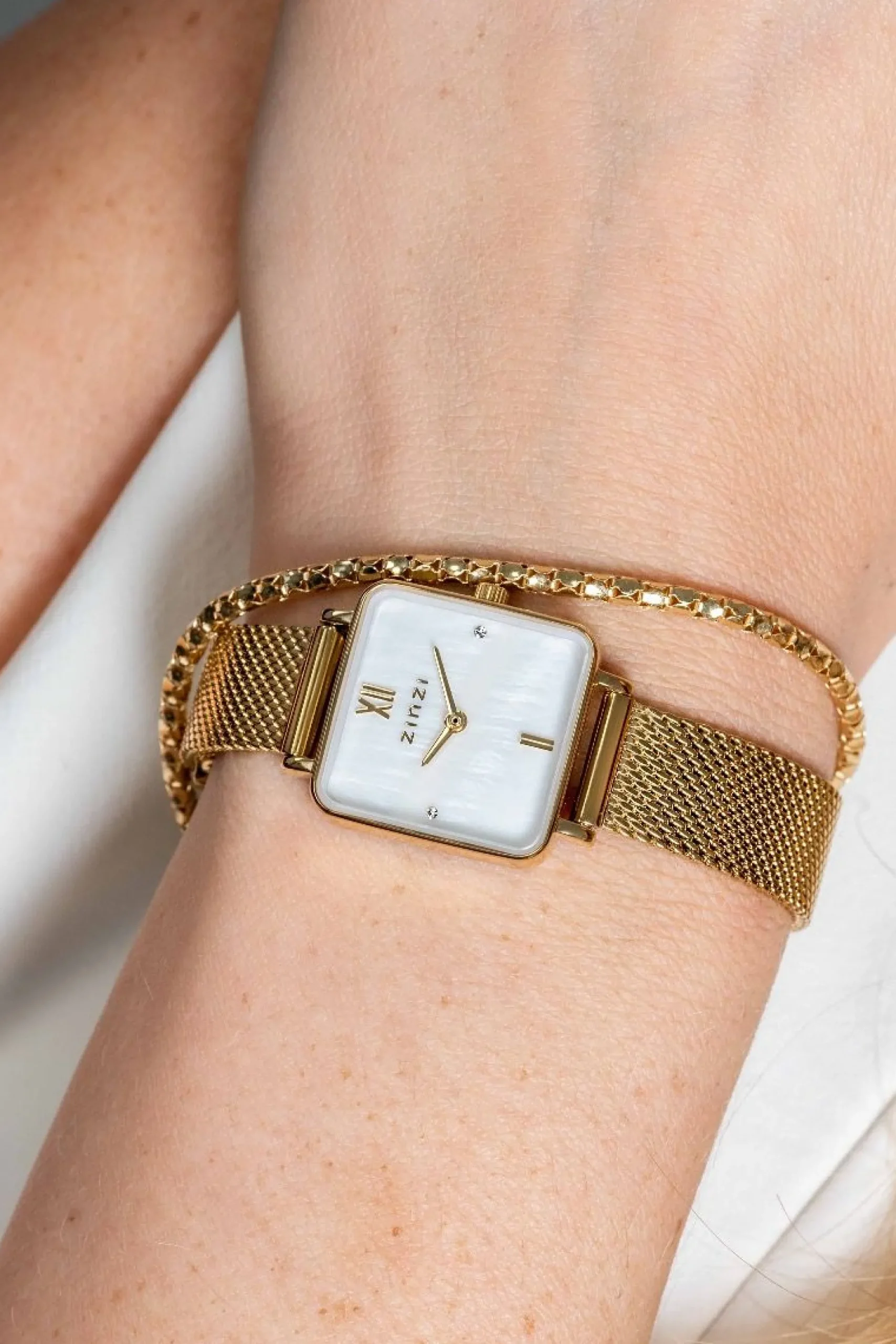 ZINZI Square Mini horloge witte parelmoer wijzerplaat en vierkante geelgoudkleurige kast stalen mesh band 22mm extra dun ZIW1734